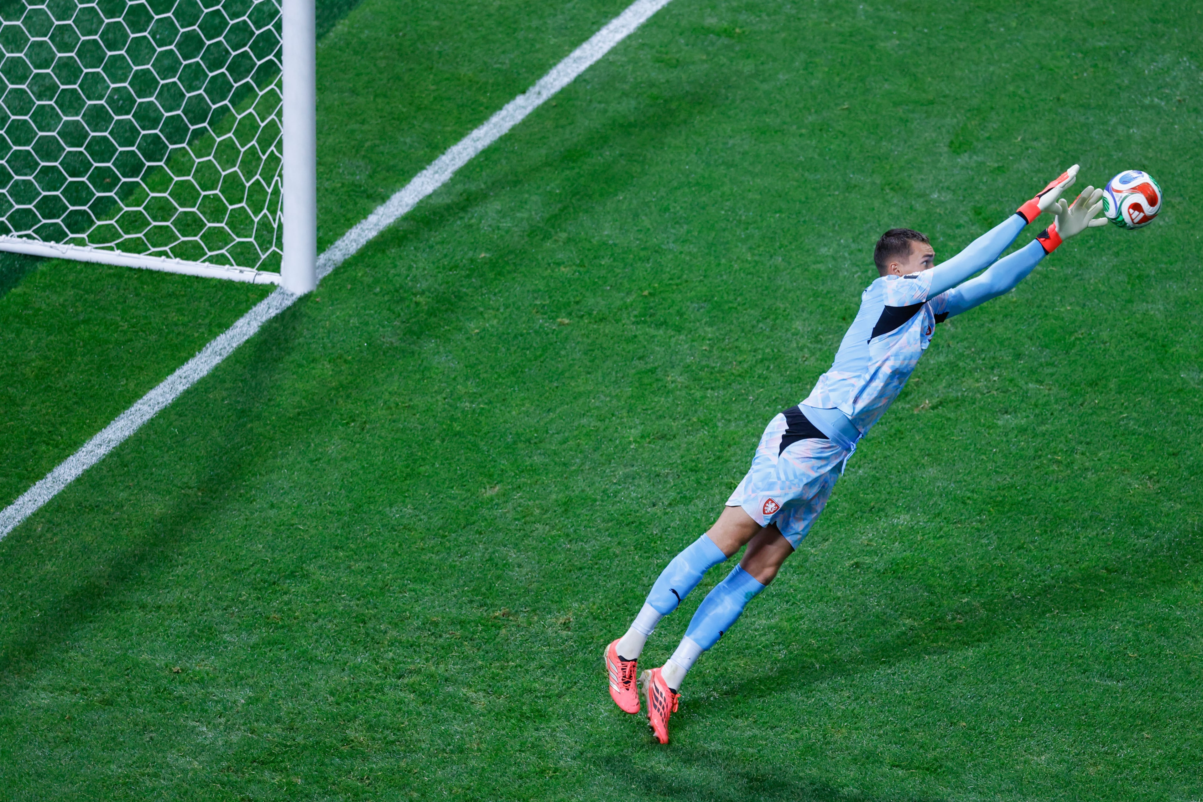 Czechia goalkeeper Matěj Kovář (1) defends the goal in the first half of the Czechia vs. South Africa game of the FIFA World Cup at Atlanta Stadium (Mercedes-Benz Stadium) in Atlanta on June 18, 2026. (Arvin Temkar/AJC)