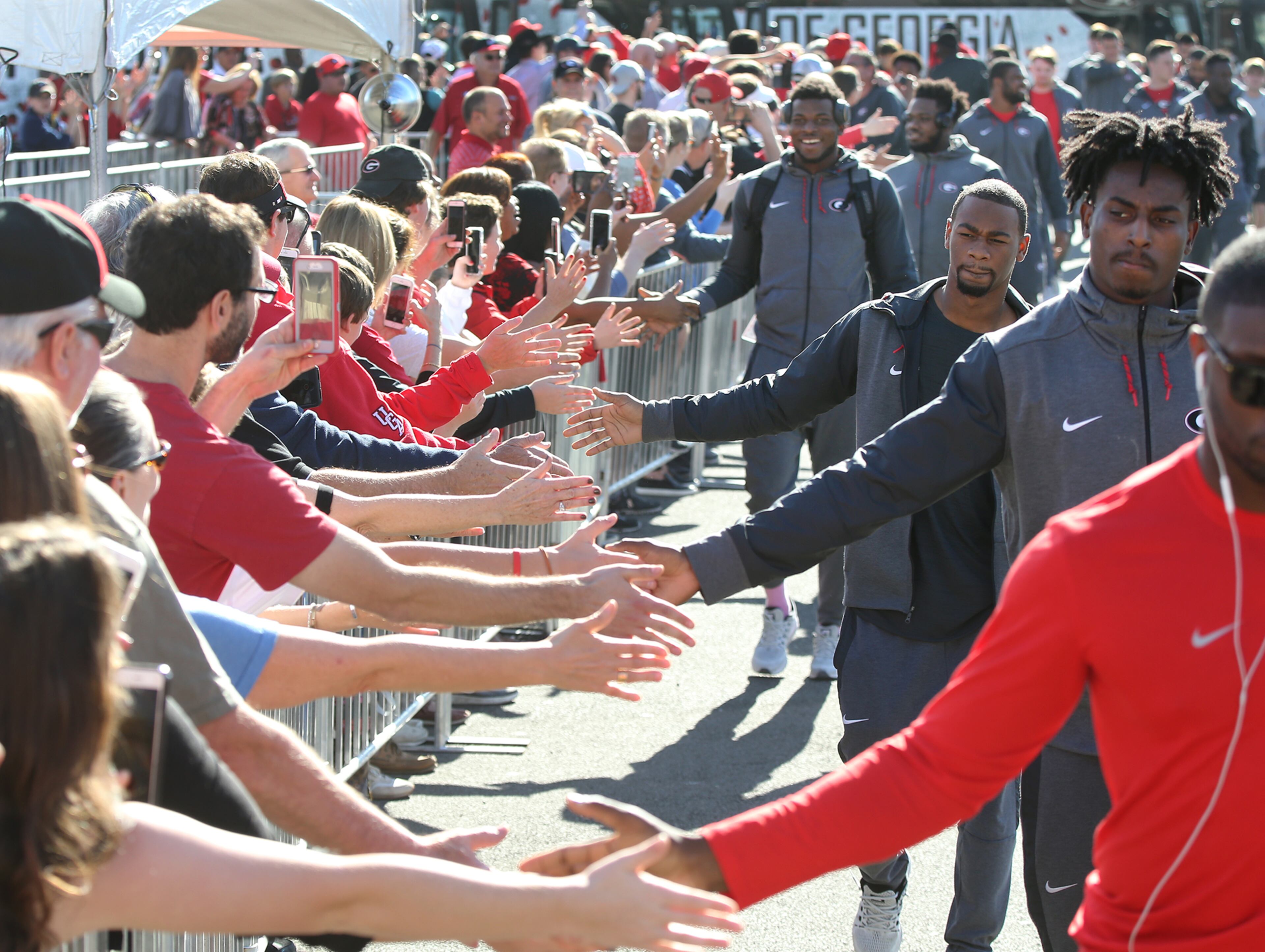 December 31, 2017 Pasadena: Hundreds of Georgia fans are on hand to greet players arriving for the official team photo at Rose Bowl Stadium on Sunday, December 31, 2017, in Pasadena. Curtis Compton/ccompton@ajc.com