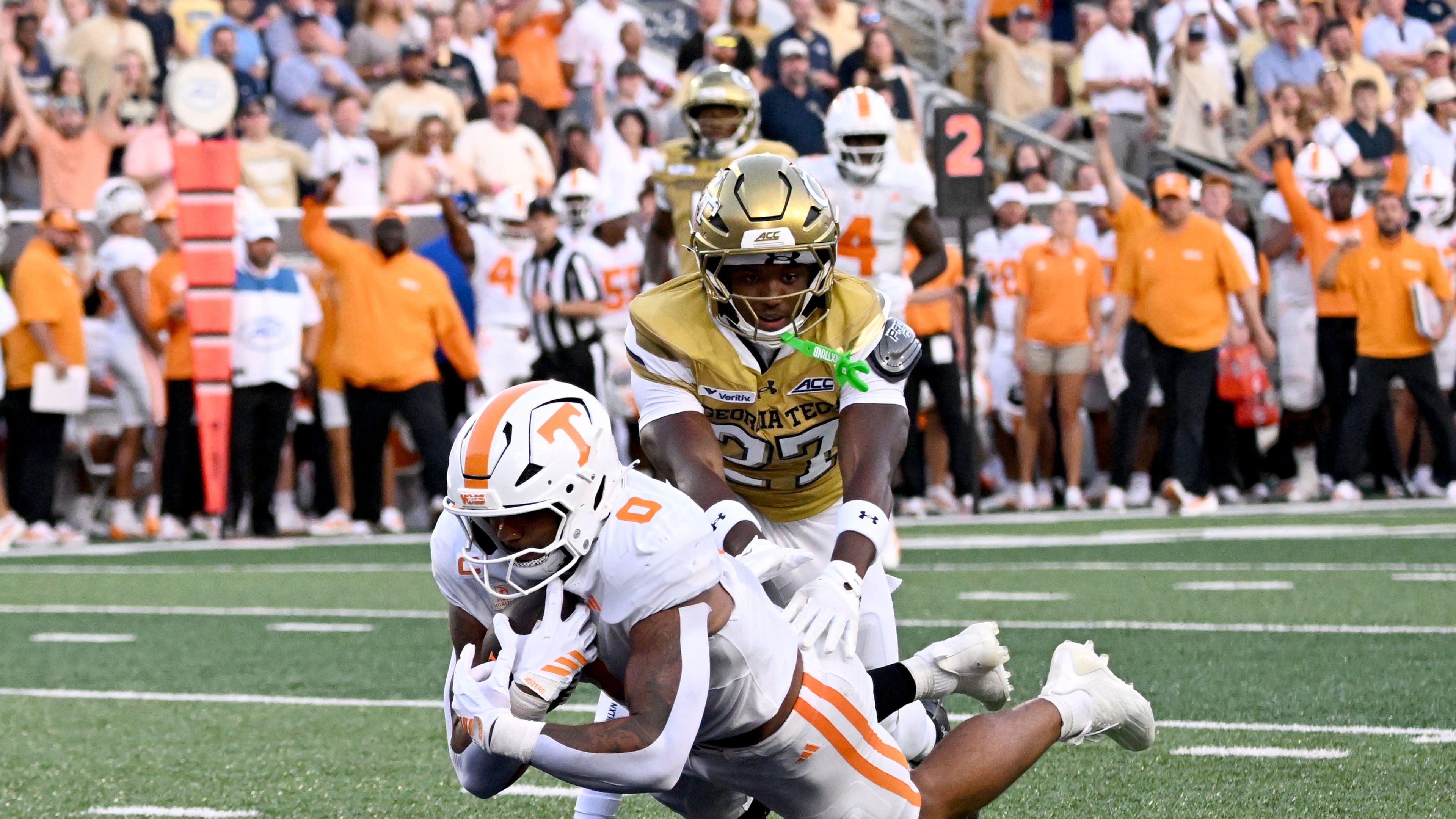 Tennessee tight end Ethan Davis scores a touchdown past Georgia Tech defensive back Tae Harris during the first half of an NCAA college football game against Georgia Tech at Bobby Dodd Stadium on Saturday, Sept. 12, 2026, in Atlanta. (Hyosub Shin/AJC)