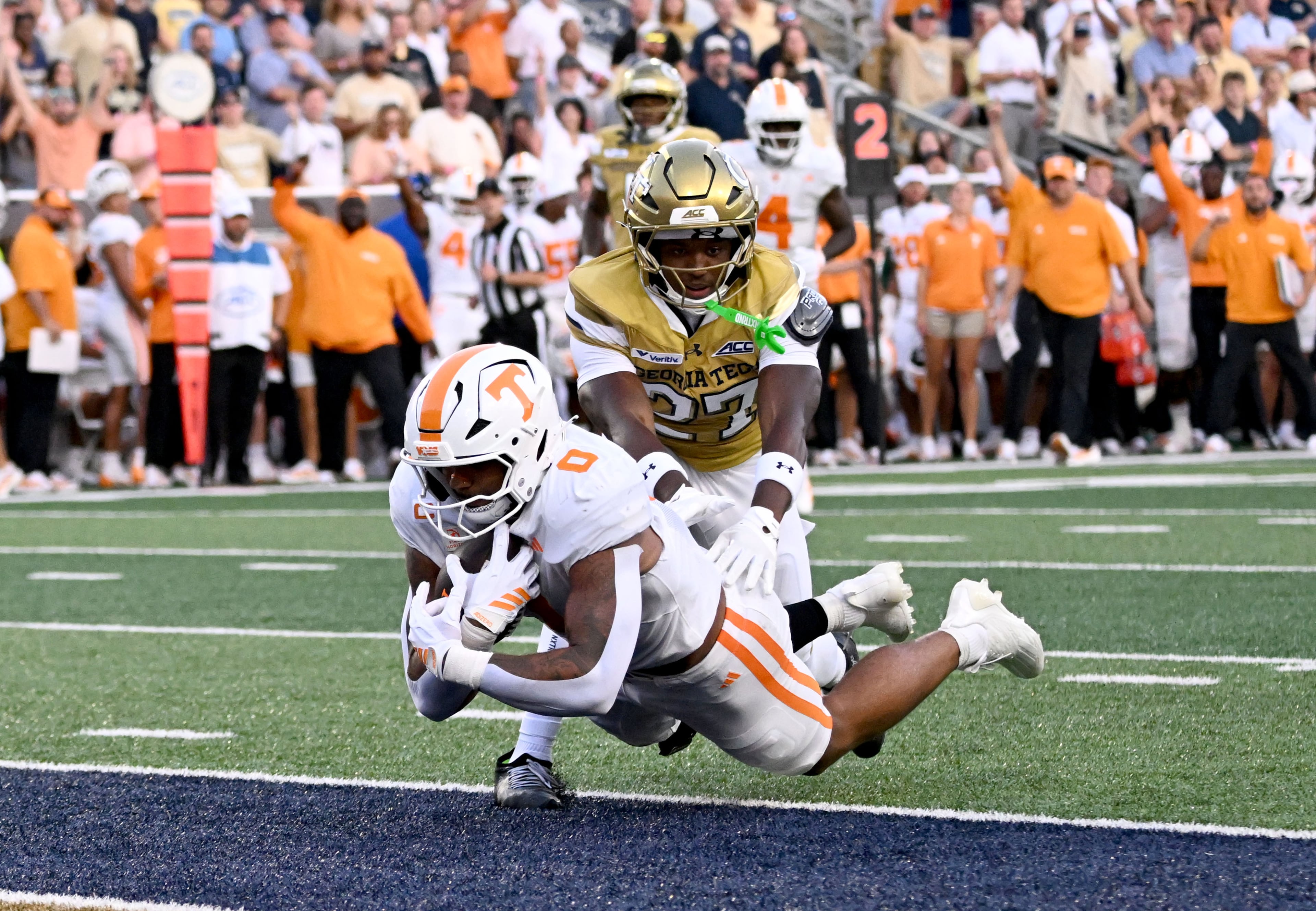 Tennessee tight end Ethan Davis scores a touchdown past Georgia Tech defensive back Tae Harris during the first half against Georgia Tech at Bobby Dodd Stadium on Saturday, Sept. 12, 2026, in Atlanta. (Hyosub Shin/AJC)