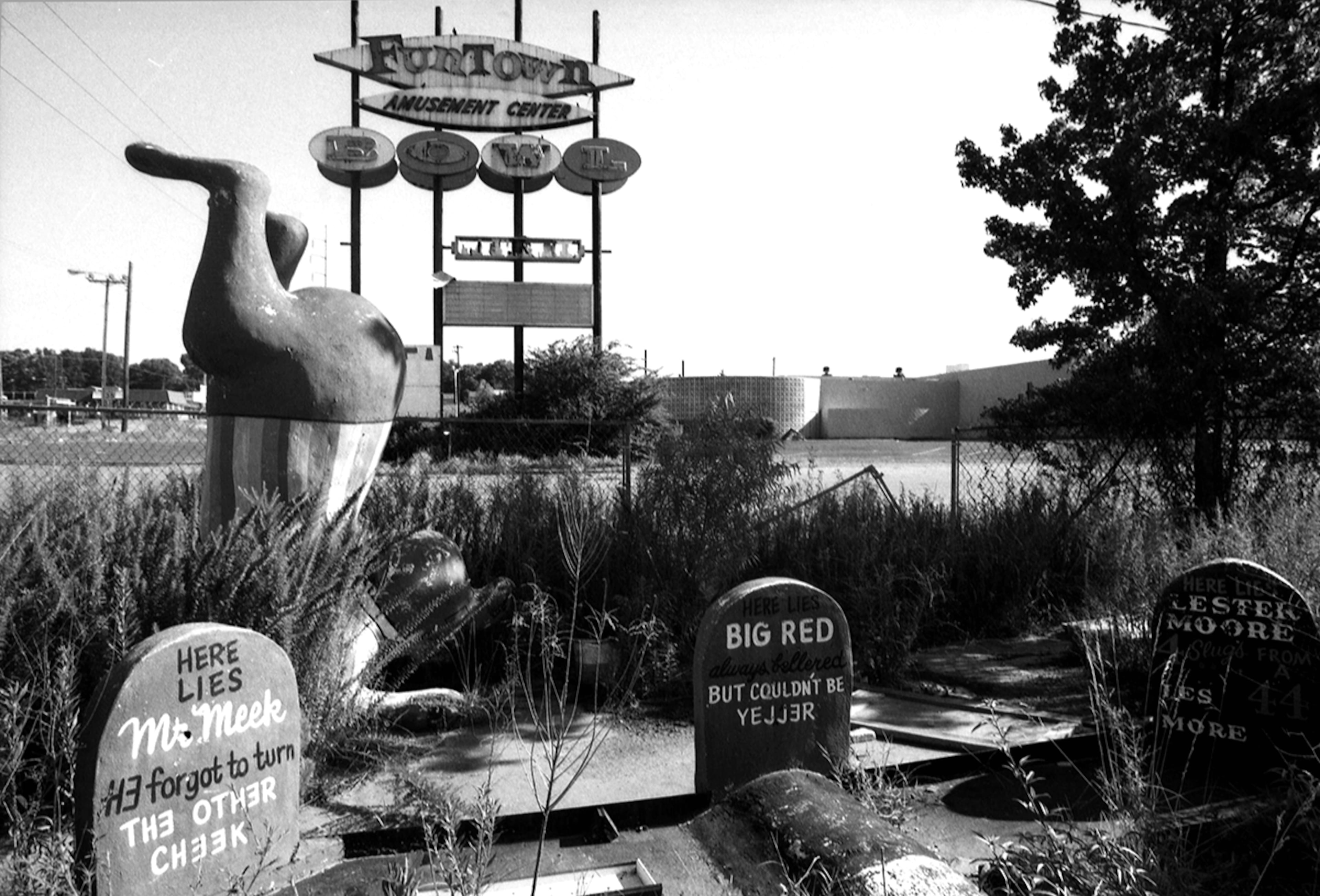 The silly grave stones at the Funtown mini golf course. (W.A. Bridges AJC Collection at the GSU Library, AJCNS1981-07-21d)