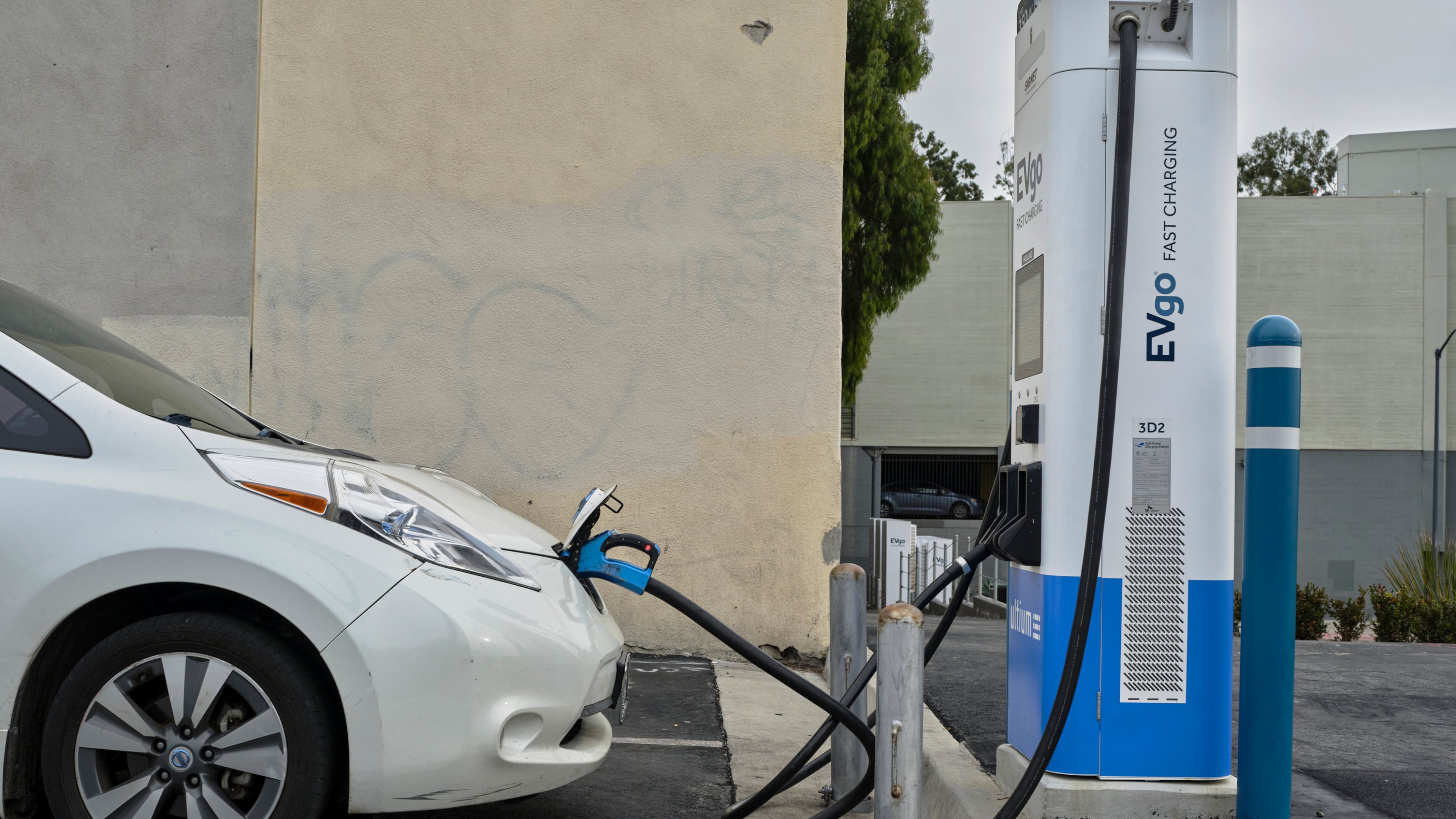 An electric vehicle plugged in to a fast charging station in Santa Monica, Calif., Jan. 24, 2024. (Philip Cheung/The New York Times)
