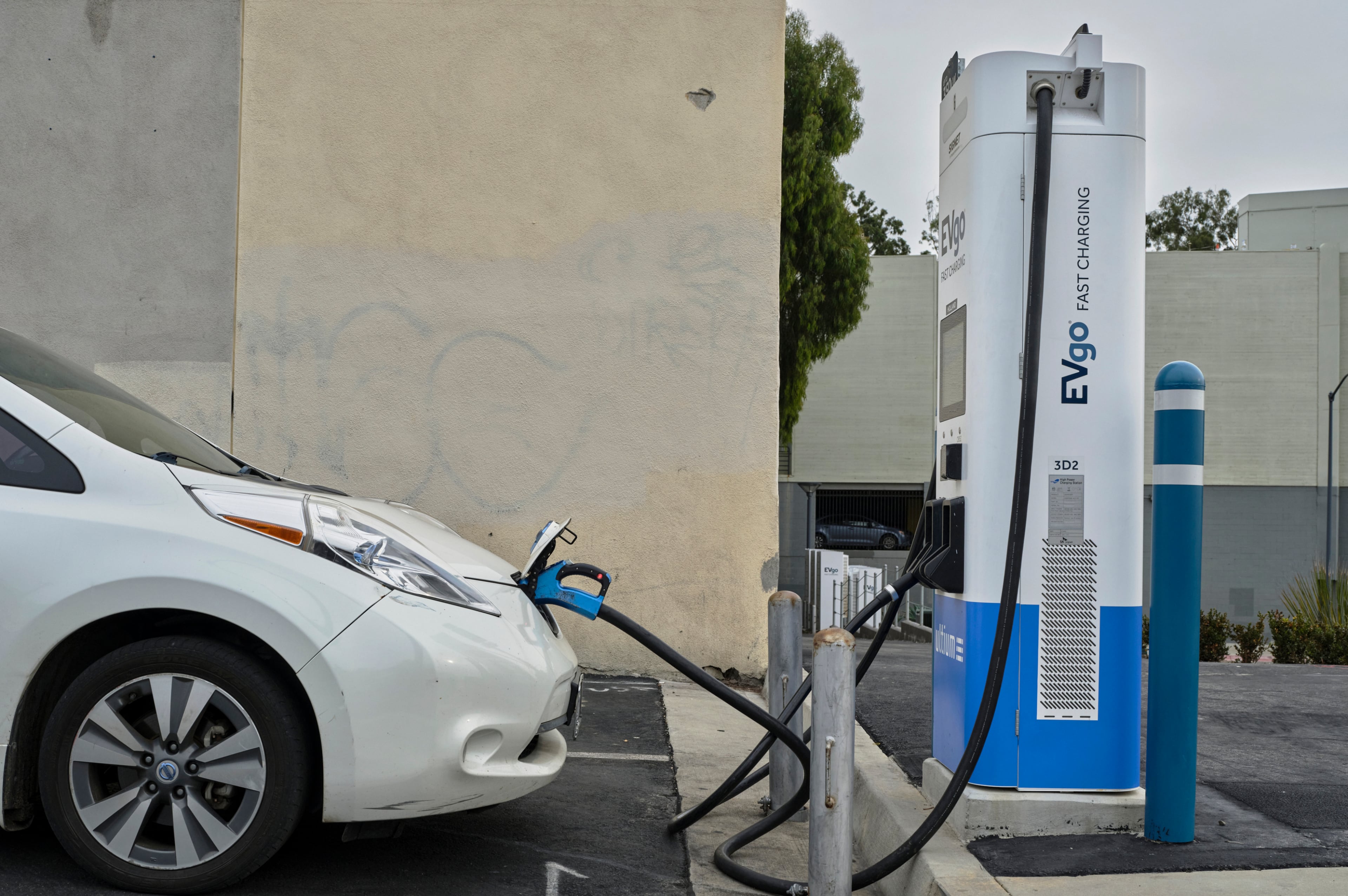 An electric vehicle plugged in to a fast charging station in Santa Monica, Calif., Jan. 24, 2024. (Philip Cheung/The New York Times)