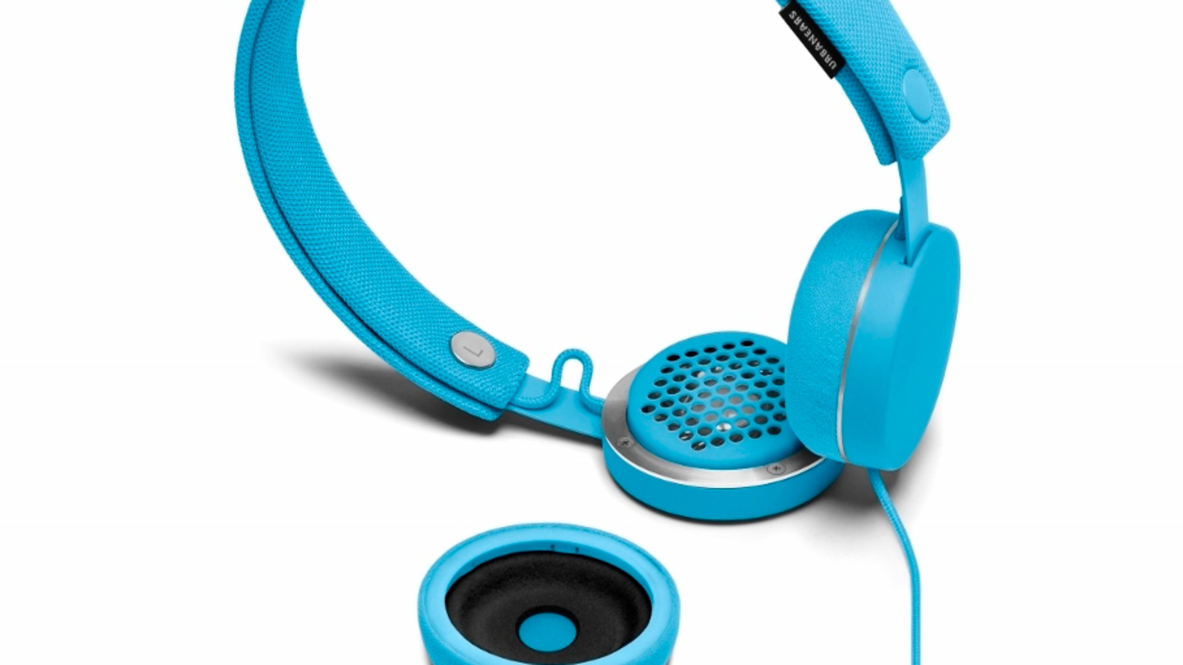 Humlan in Malibu blue from Urbanears features washable parts to keep your music listening pristine in all ways.