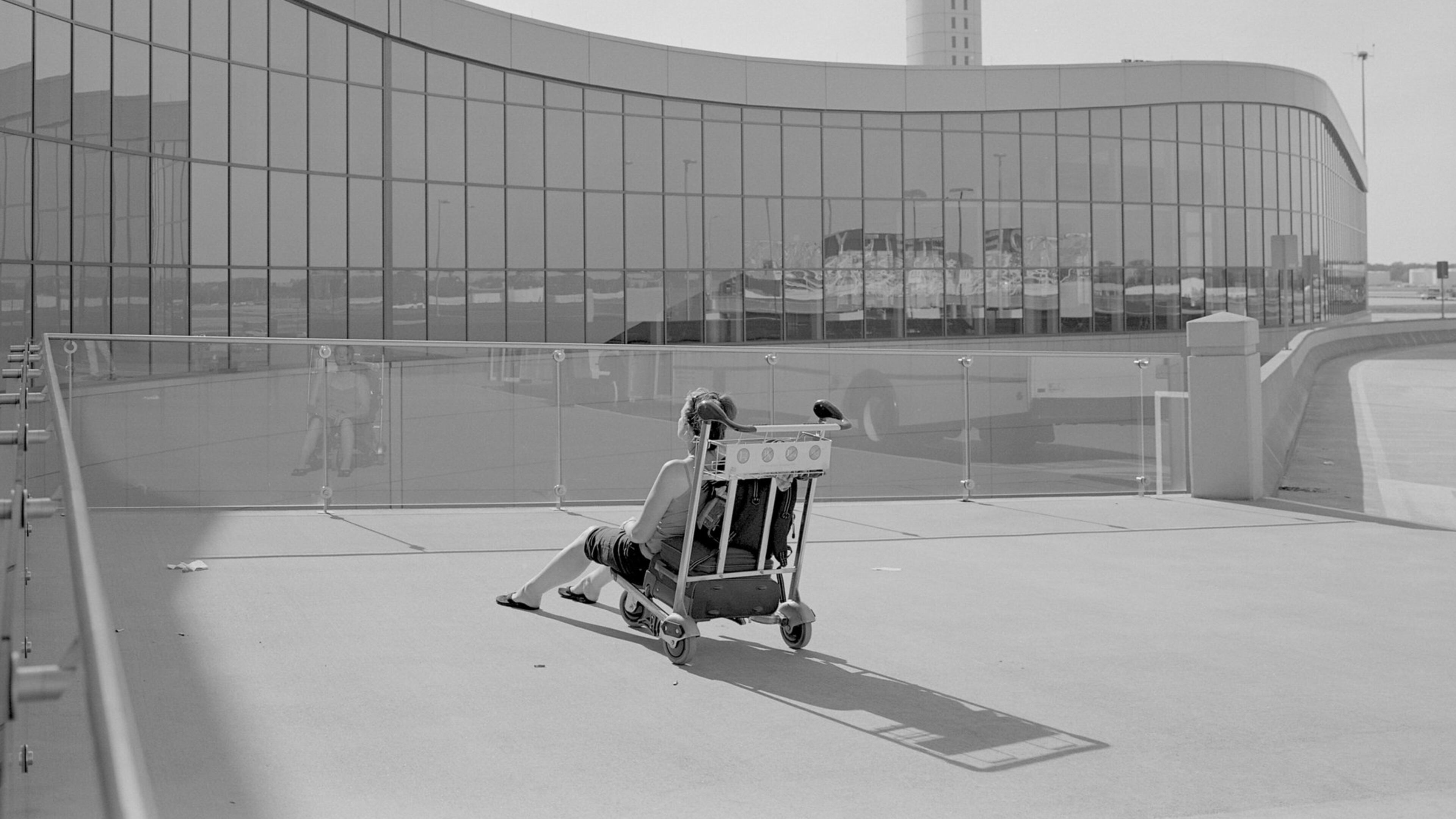 Shot at the Atlanta airport, Mark Steinmetz’s “Untitled” is part of the High Museum’s “Terminus” exhibit. (Courtesy of the artist and Jackson Fine Art)