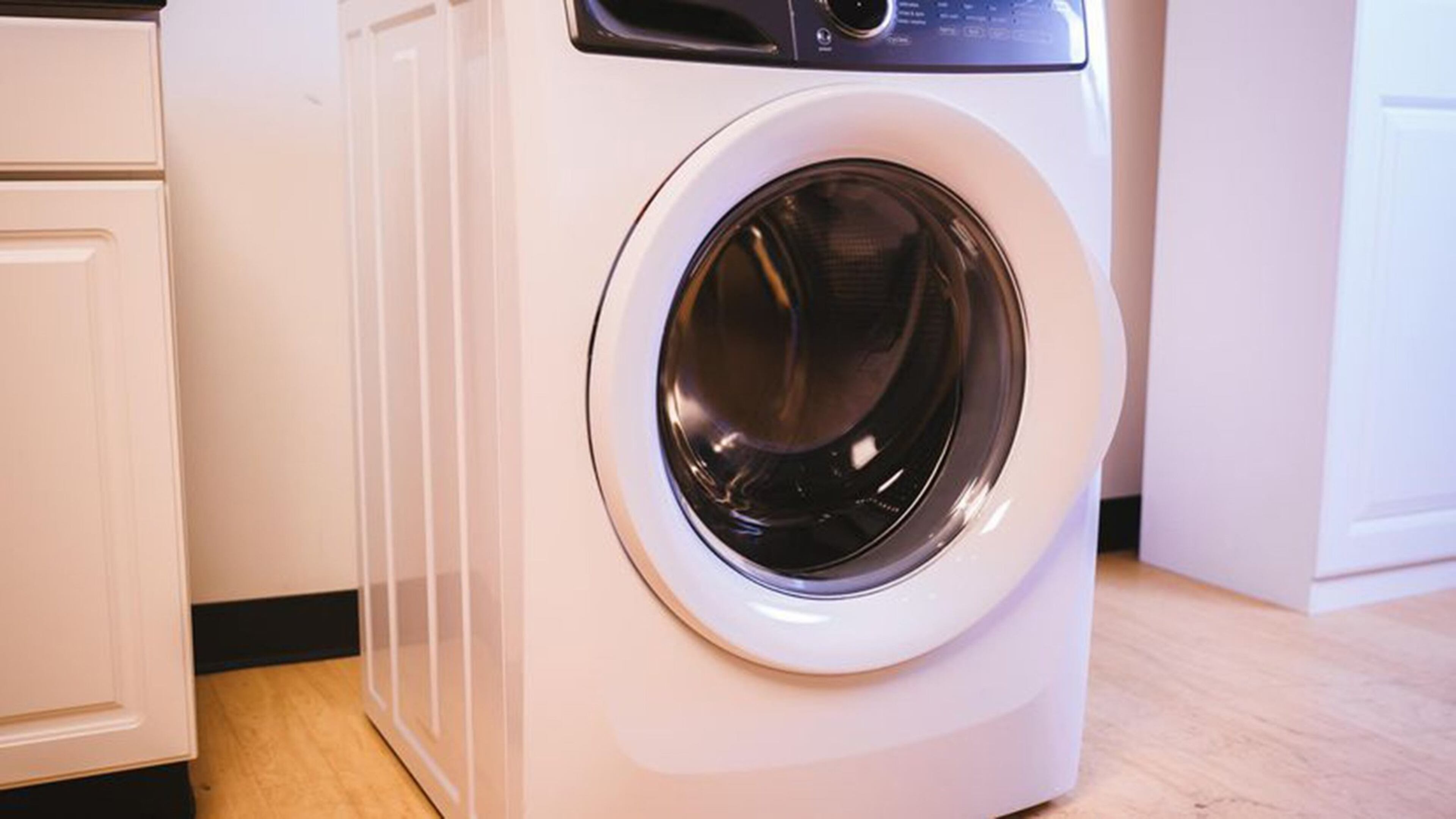 The Electrolux EFLW417SIW is an excellent, top-performing washing machine that’s easy to recommend. (Tyler Lizenby/CNET/TNS)
