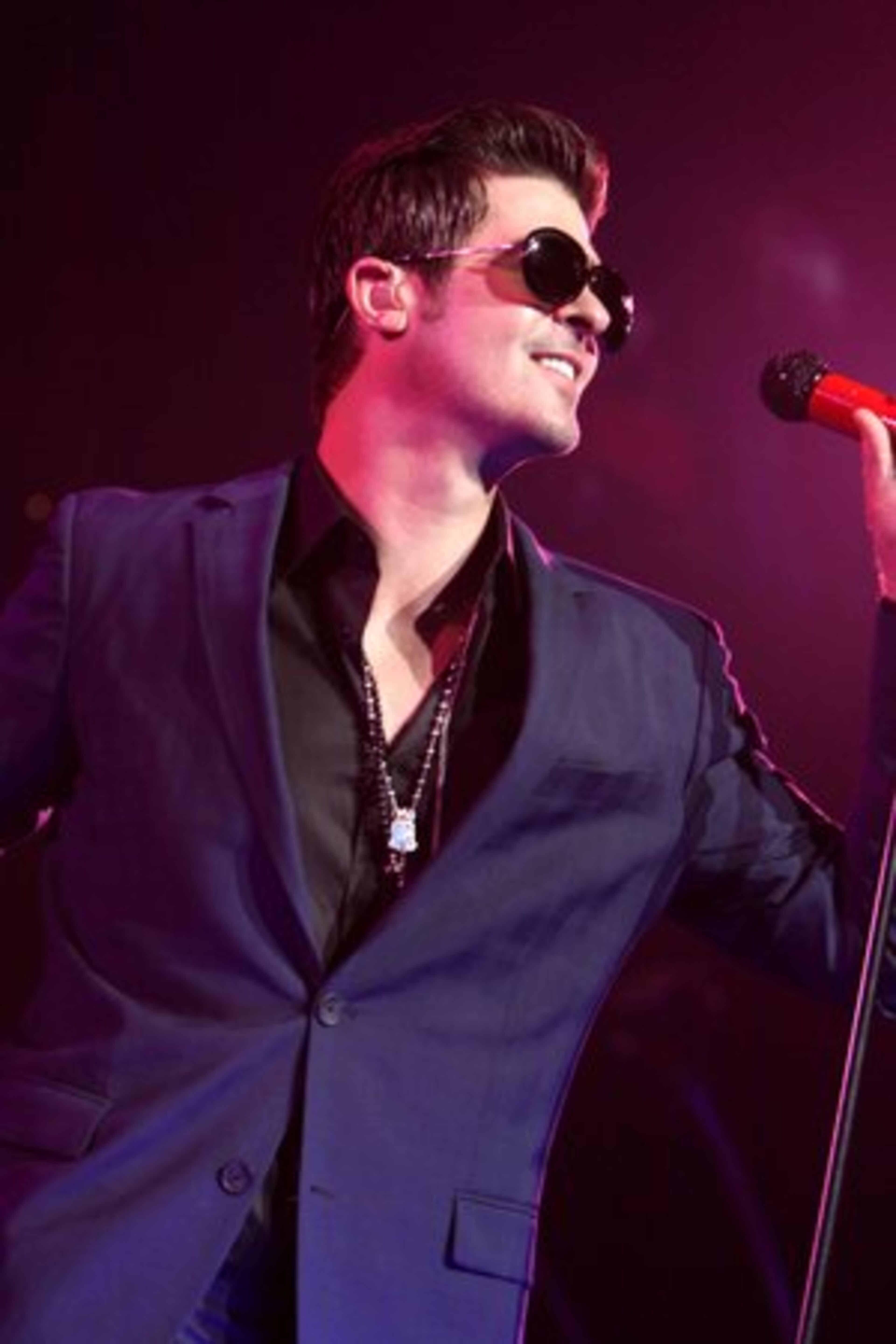 Robin Thicke performs "Shake It For Daddy" from his "Sex Therapy" CD.