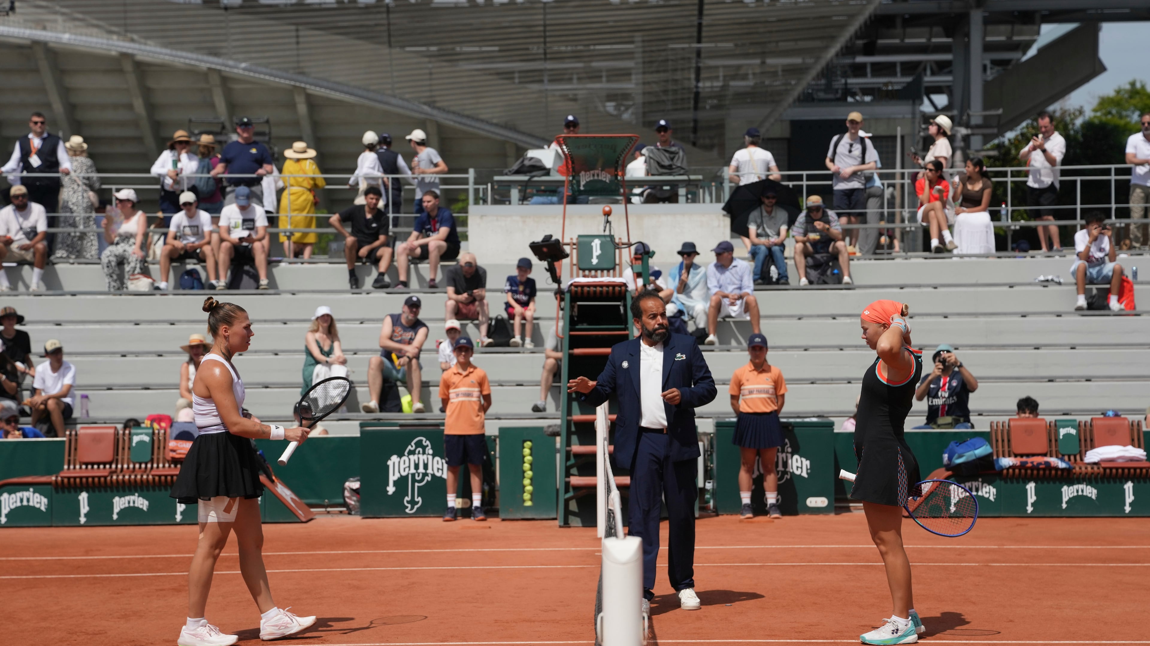 Diana Shnaider of Russia, rignt, and Oleksandra Oliynykova of Ukraine prepare for their third round women's singles tennis match at the French Open tennis tournament in Paris, Saturday, May 30, 2026. (AP Photo/Thibault Camus)