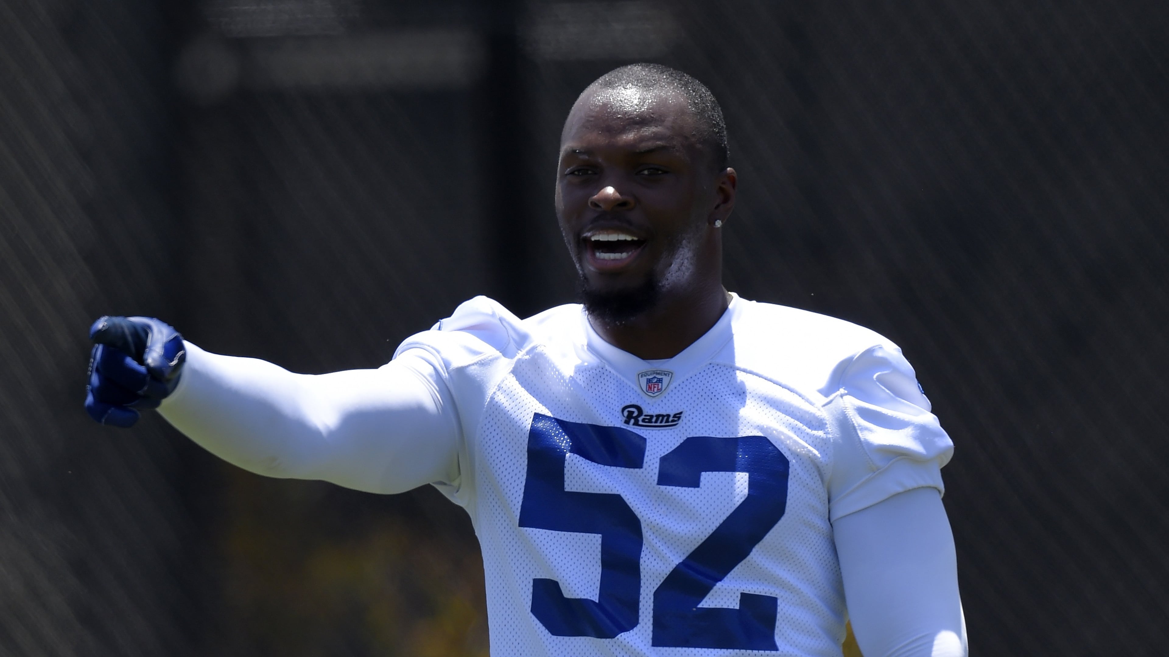 Los Angeles Rams linebacker Alec Ogletree gestures during NFL football practice, Friday, June 3, 2016, in Oxnard, Calif. (AP Photo/Mark J. Terrill)