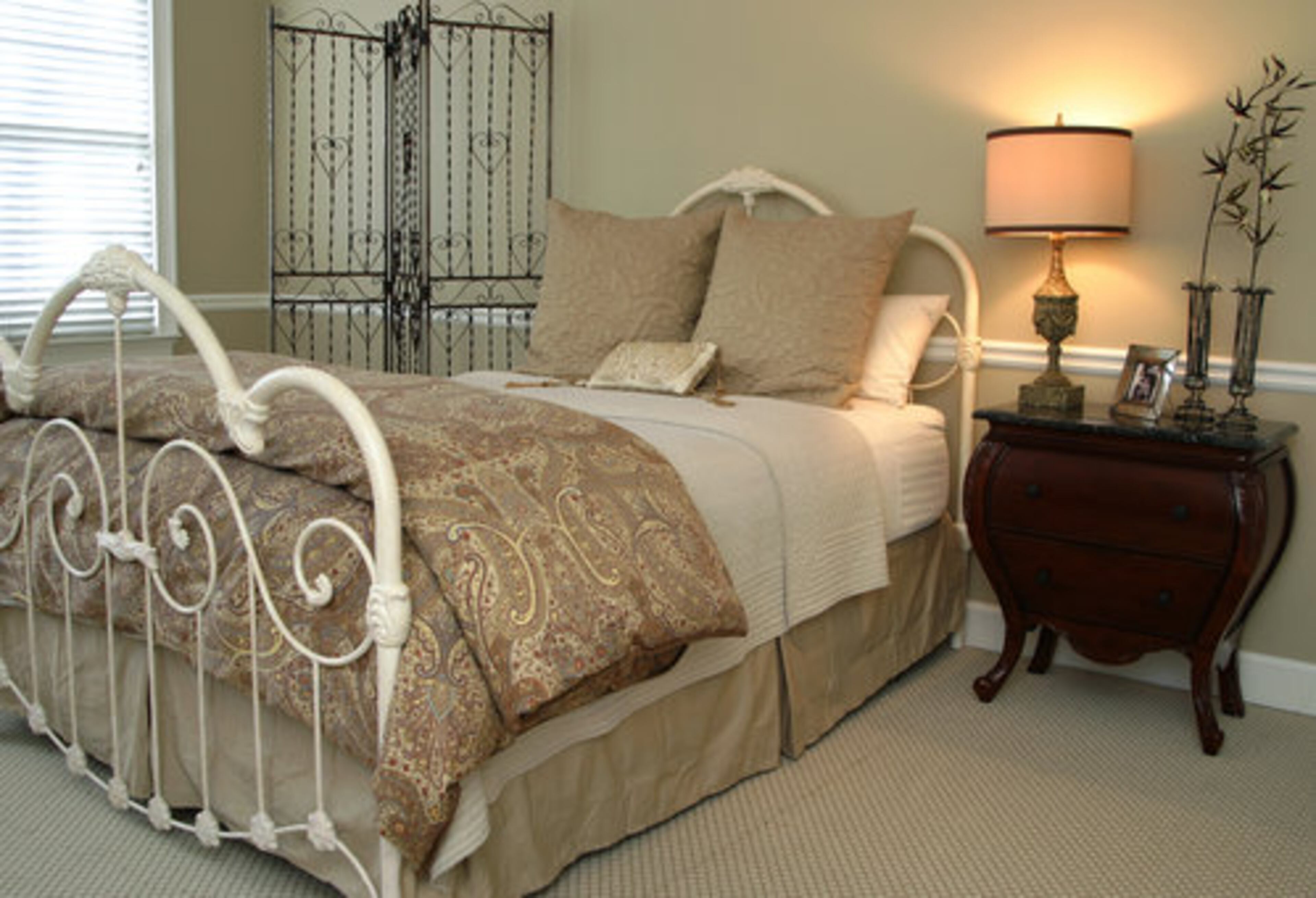 The guest room shows off de La Valette's earthy streamlined look.