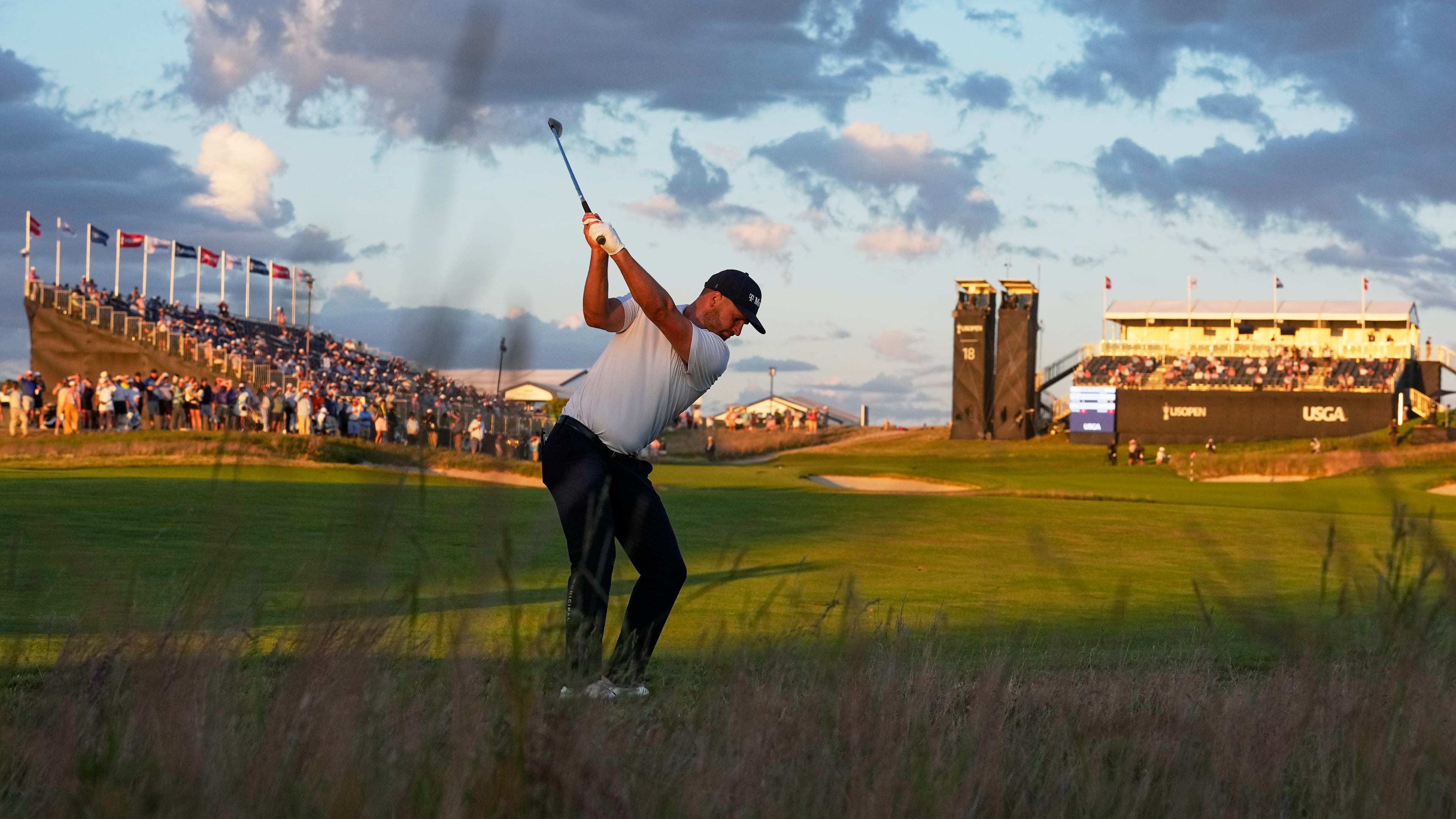 Wyndham Clark hits from the rough on the 18th hole during the third round of the U.S. Open golf tournament at Shinnecock Hills Golf Club in Southampton, N.Y., Saturday, June 20, 2026.(AP Photo/George Walker IV)
