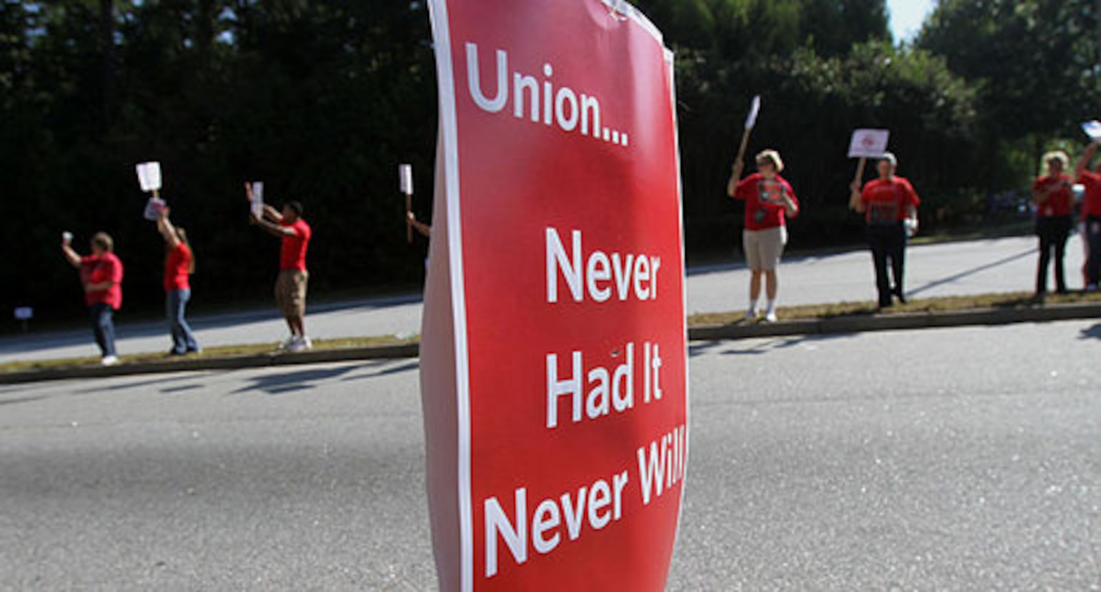 Anti-union Delta Air Lines employees and flight attendants are seen protesting along Airport Drive at Camp Creek Parkway on Wednesday, Sept. 29, 2010. The Association of Flight Attendants has been trying to organize the carrier for decades. (Vino Wong/AJC)