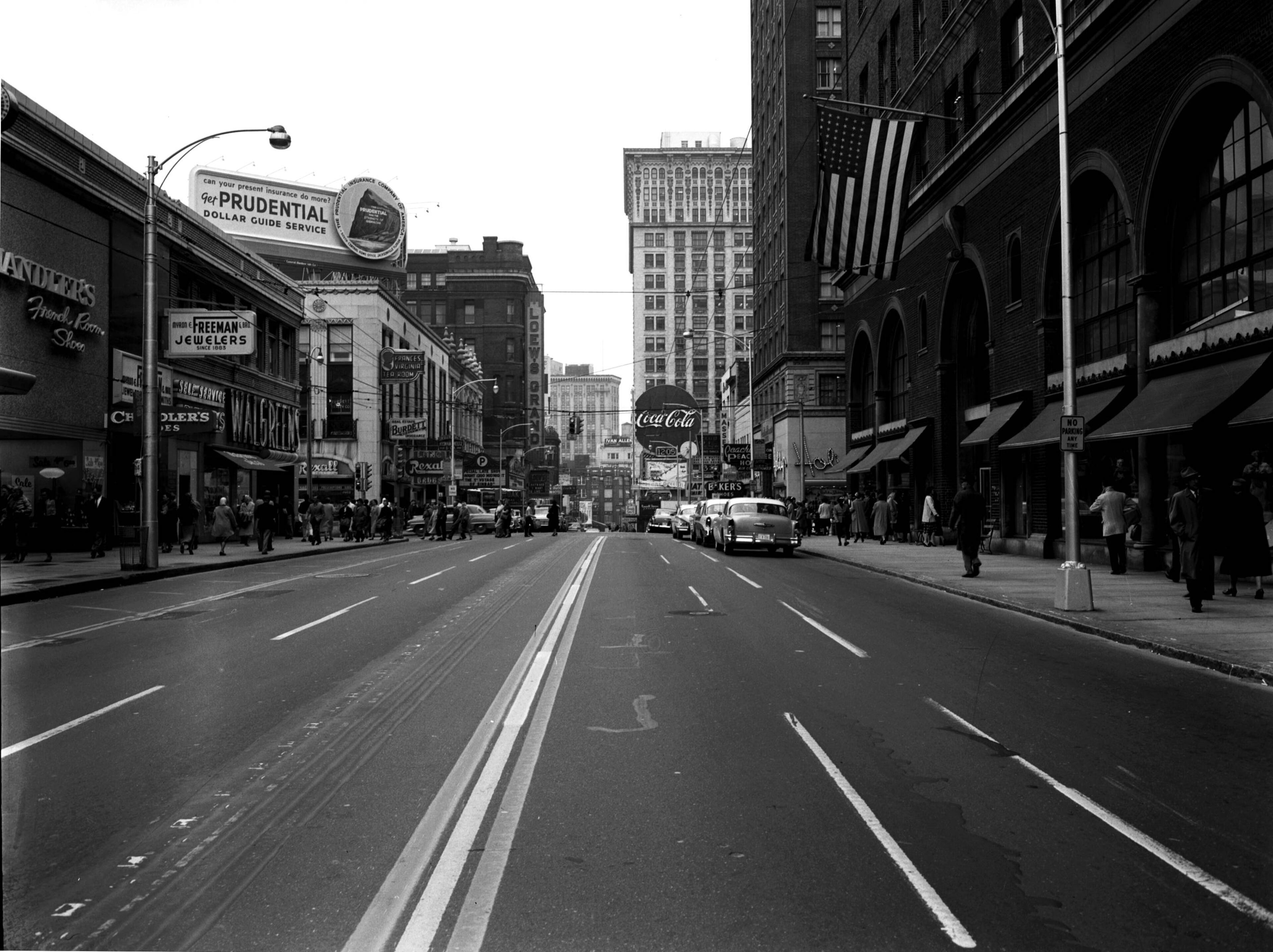Peachtree Street looking south from in front of Davison's, later Macy's, which was at 180 Peachtree St. beside the Winecoff Hotel. N07-029_a, Tracy O'Neal Photographic Collection, 1923-1975, Photographic Collection. Special Collections and Archives, Georgia State University Library.