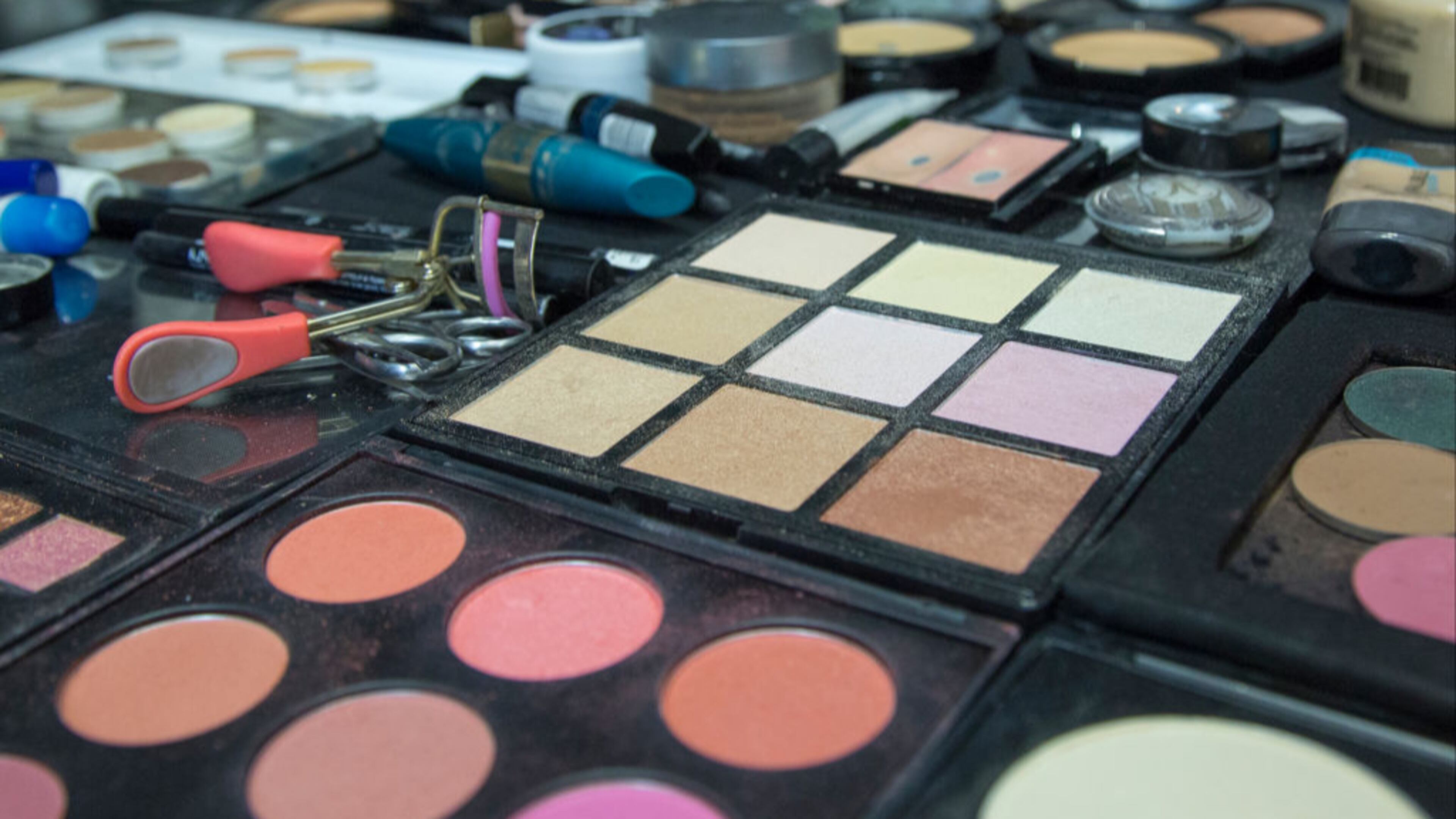 A Texas woman is finding makeup in Dumpsters and selling it to help pay her college loans.