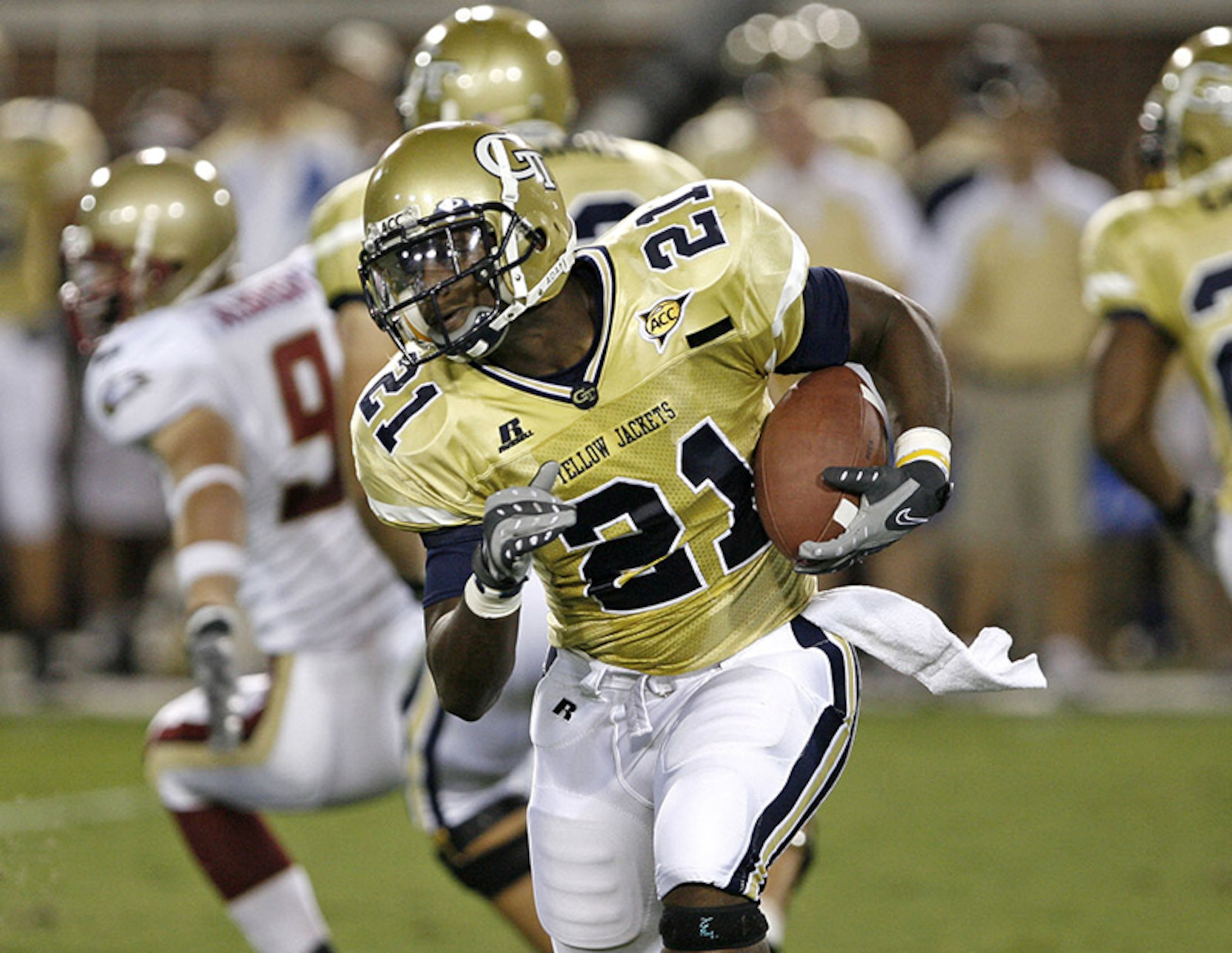 The 2007 version of the Tech uniform had a more metallic look. It also continued a tradition started in 2003 of spelling "Yellow Jackets" above the numbers.