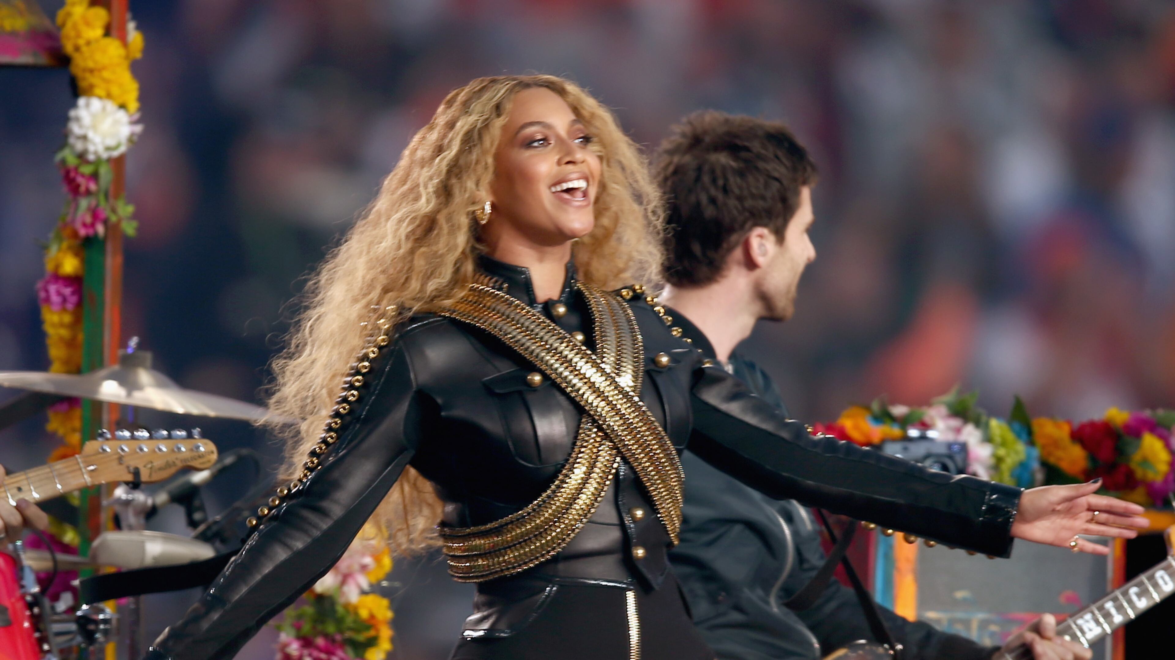 SANTA CLARA, CA - FEBRUARY 07: Beyonce (R) performs onstage during the Pepsi Super Bowl 50 Halftime Show at Levi's Stadium on February 7, 2016 in Santa Clara, California. (Photo by Matt Cowan/Getty Images)