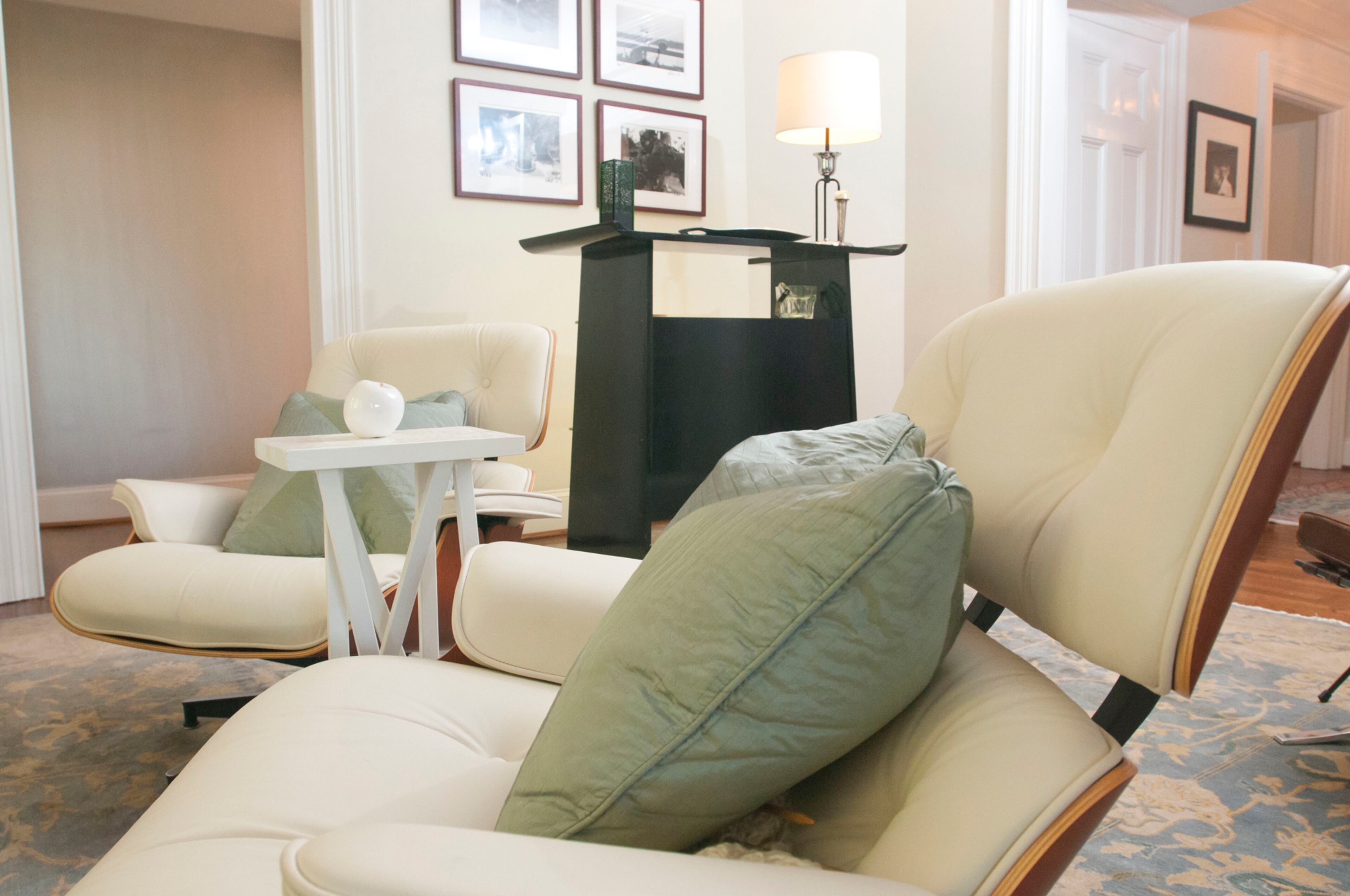 Cream Eames chairs are reminiscent of a black Eames chair Eisner's father often used in his home. She says that midcentury modern is her favorite design style.