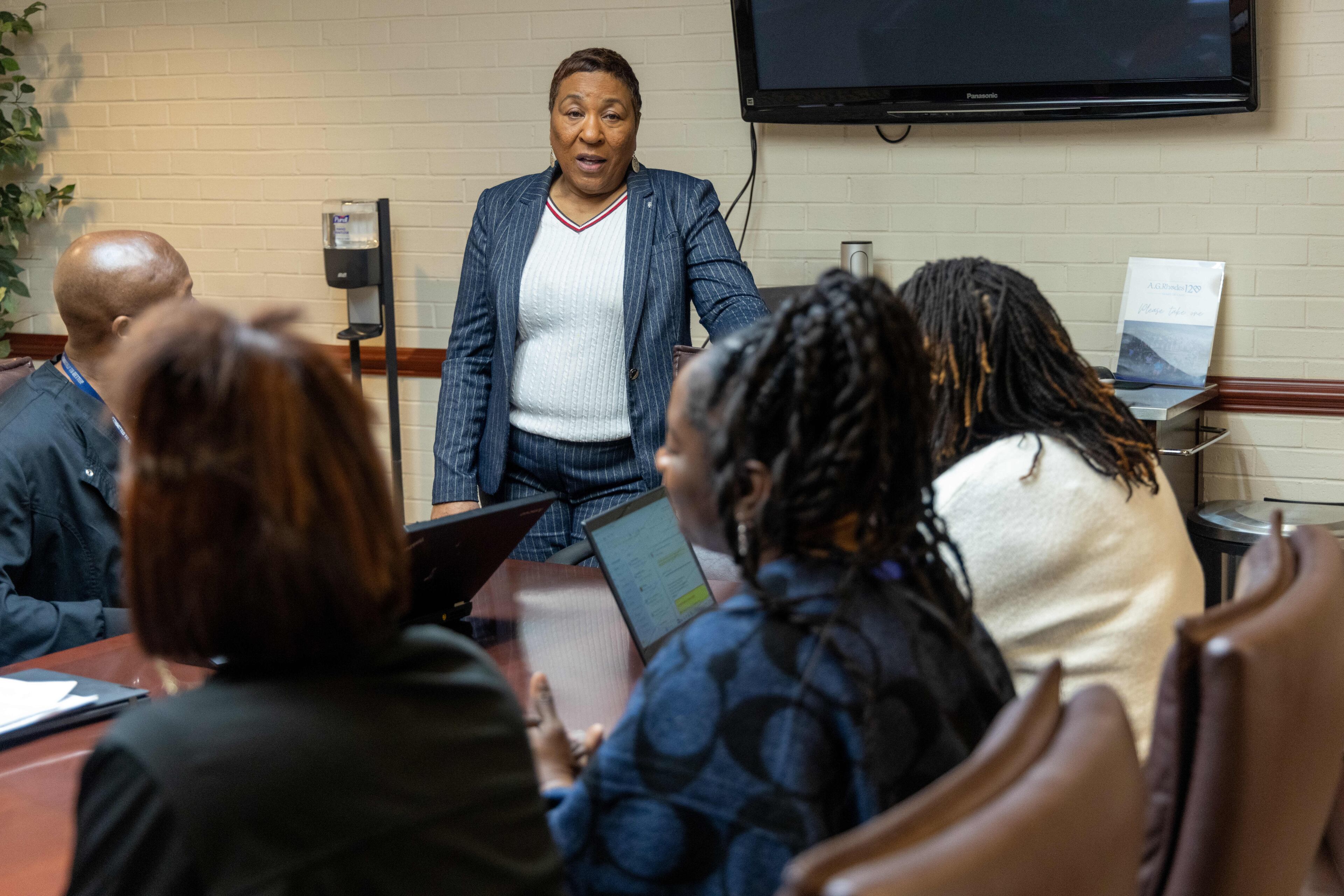 A.G. Rhodes Atlanta administrator Loretta Barnes leads the morning staff meeting at the Fulton County nursing home.
PHIL SKINNER FOR THE ATLANTA JOURNAL-CONSTITUTION