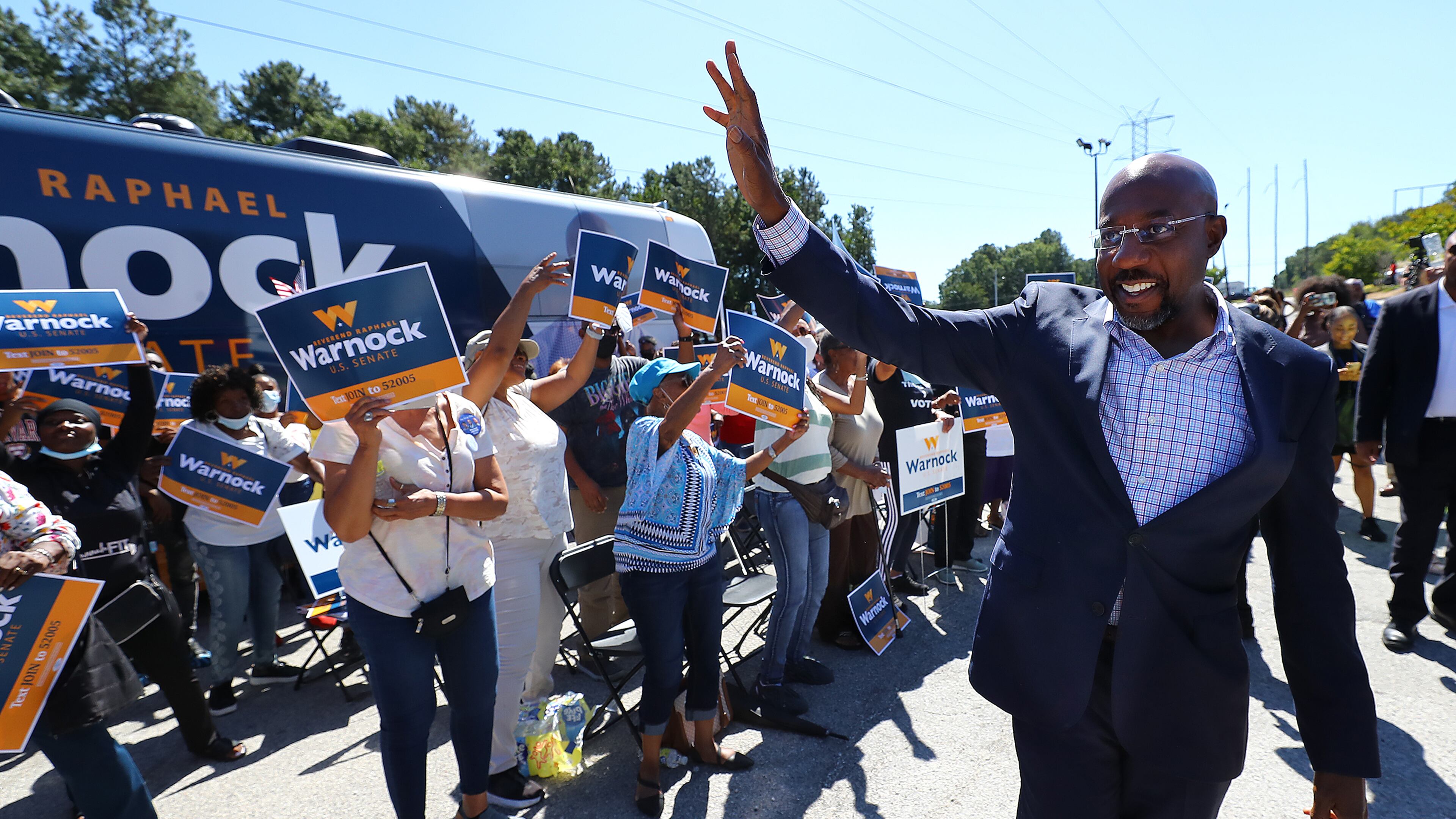 092622 Atlanta: Senator Reverend Raphael Warnock waves to supporters as he arrives for a campaign stop at Cascade Family Skating on Monday, Sept. 26, 2022, in Atlanta. “Curtis Compton / Curtis Compton@ajc.com