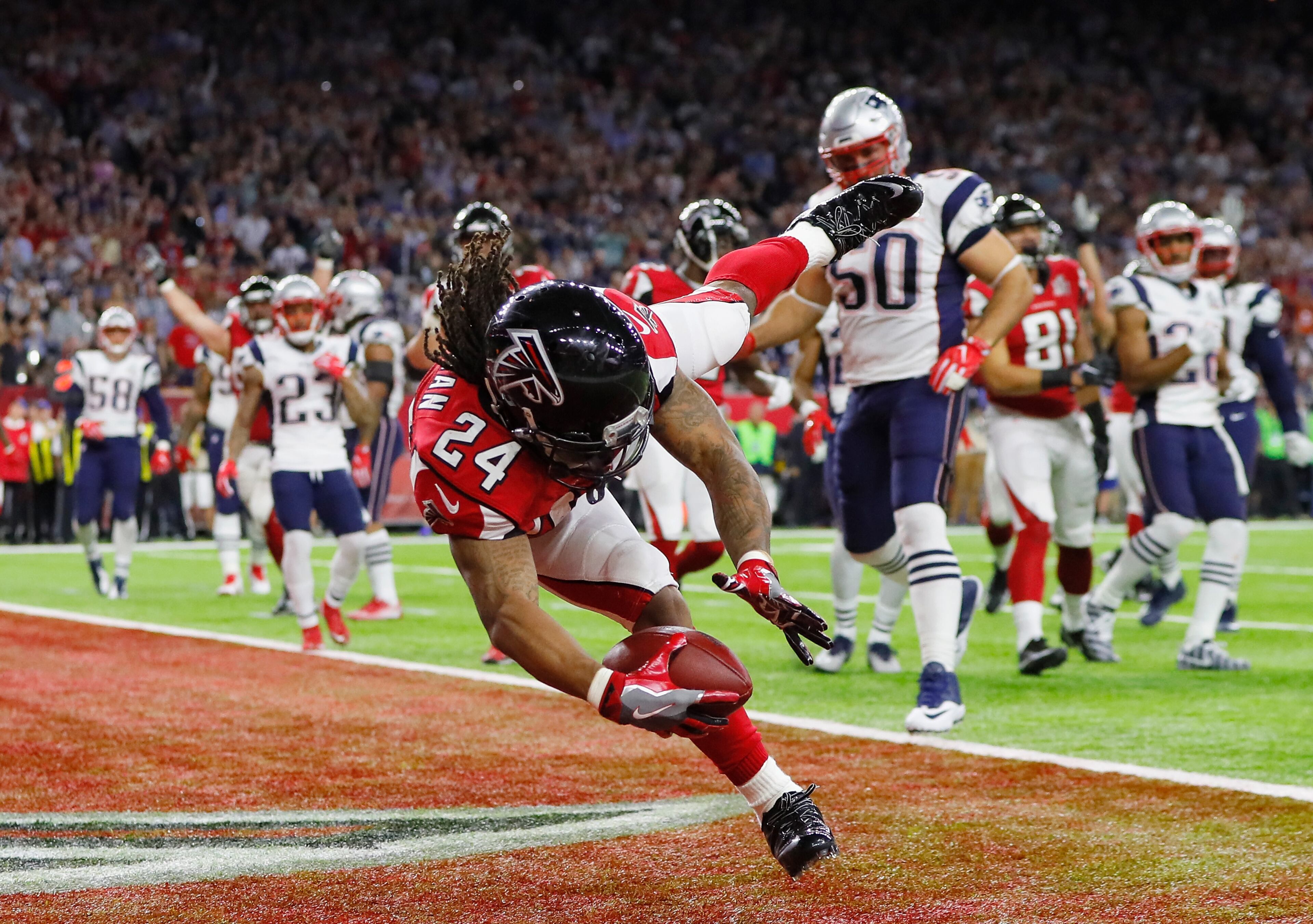 HOUSTON, TX - FEBRUARY 05: Devonta Freeman #24 of the Atlanta Falcons runs for a 5-yard touchdown in the second quarter against the New England Patriots during Super Bowl 51 at NRG Stadium on February 5, 2017 in Houston, Texas. (Photo by Kevin C. Cox/Getty Images)
