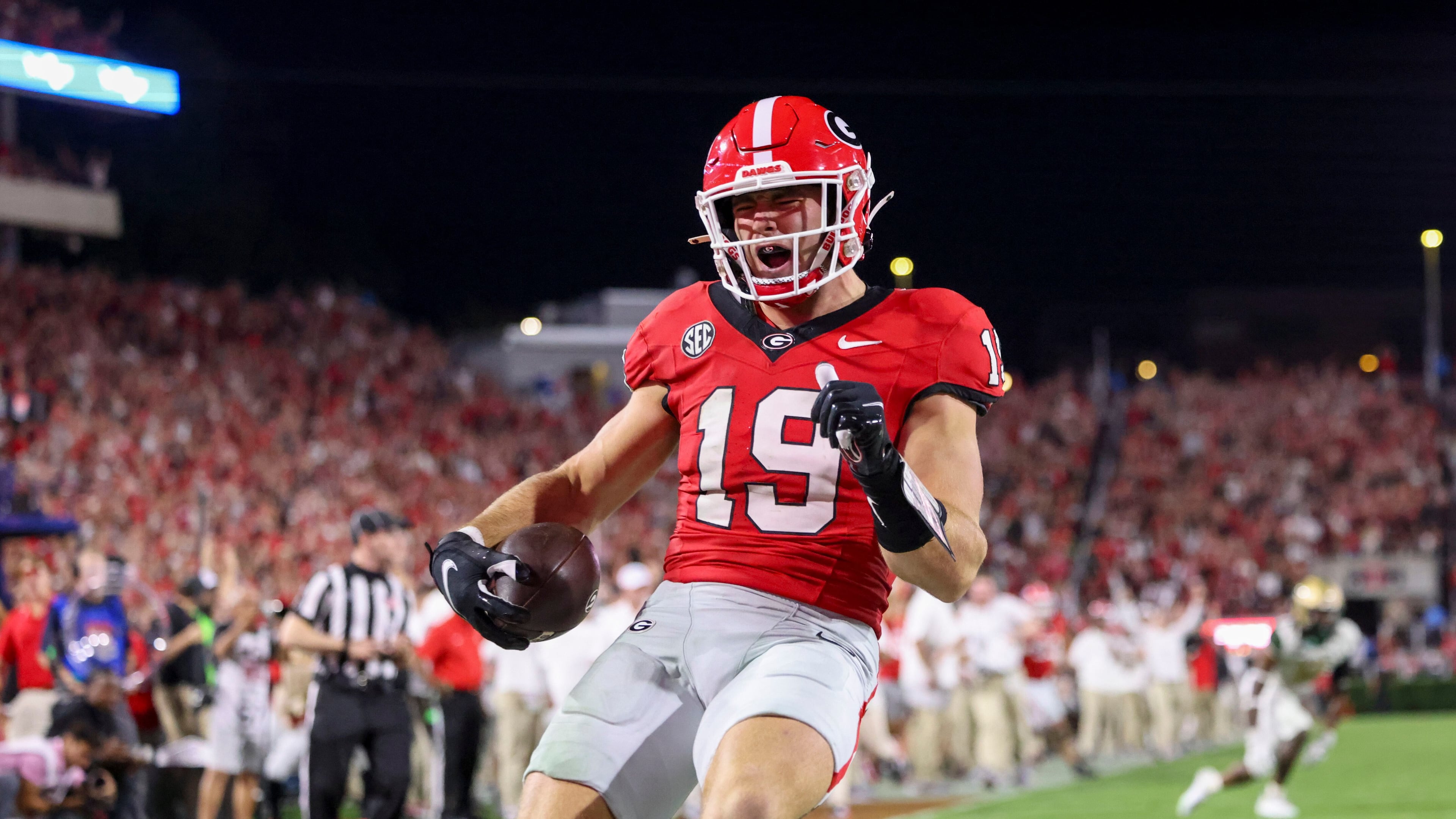 Georgia tight end Brock Bowers (19) reacts after scoring a 41-yard touchdown reception during the second quarter against UAB at Sanford Stadium, Saturday, September 23, 2023, in Athens, Ga. (Jason Getz/The Atlanta Journal-Constitution/TNS)