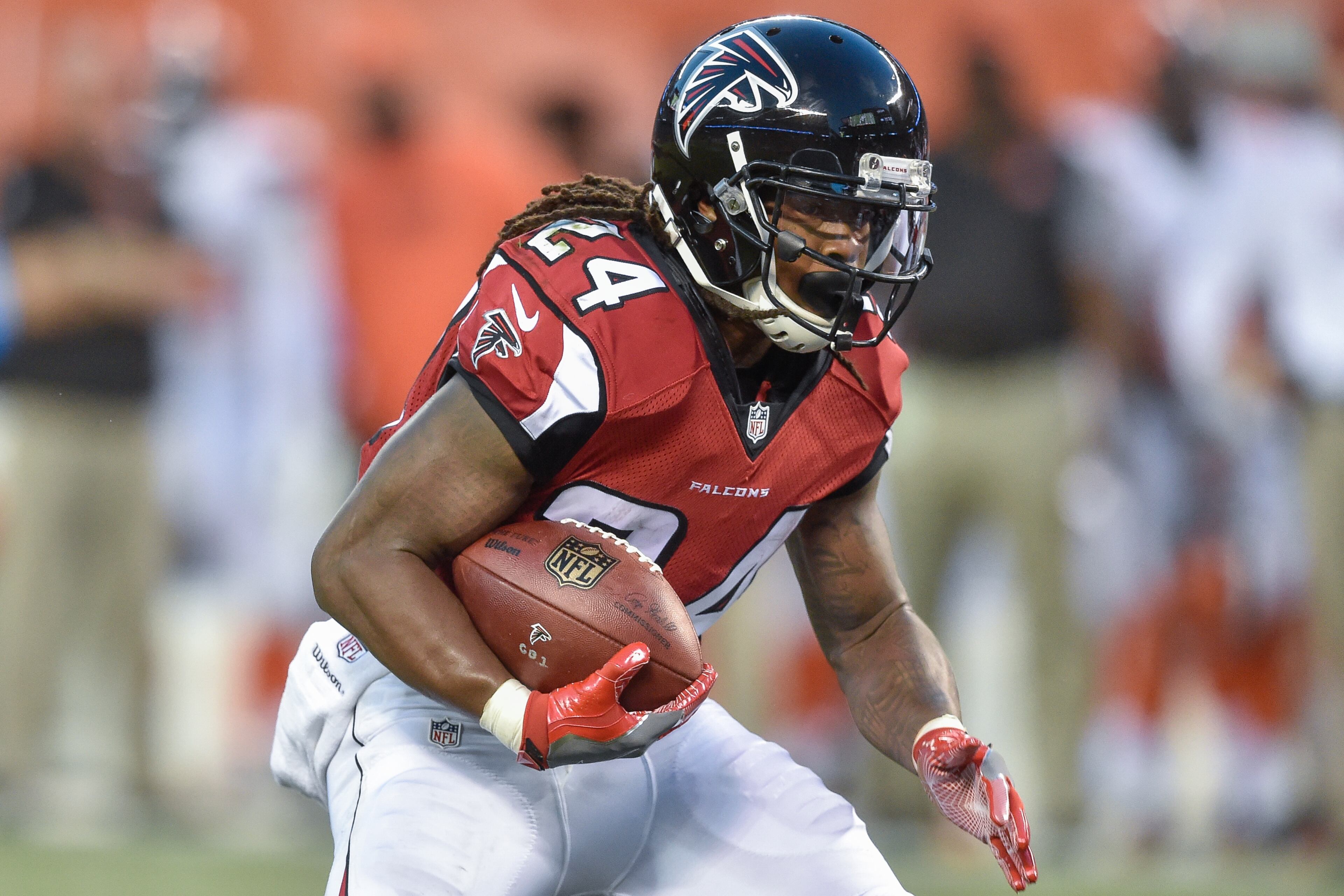 Atlanta Falcons running back Devonta Freeman runs for a touchdown in the first half of an NFL preseason football game against the Cleveland Browns, Thursday, Aug. 18, 2016, in Cleveland. (AP Photo/David Richard)