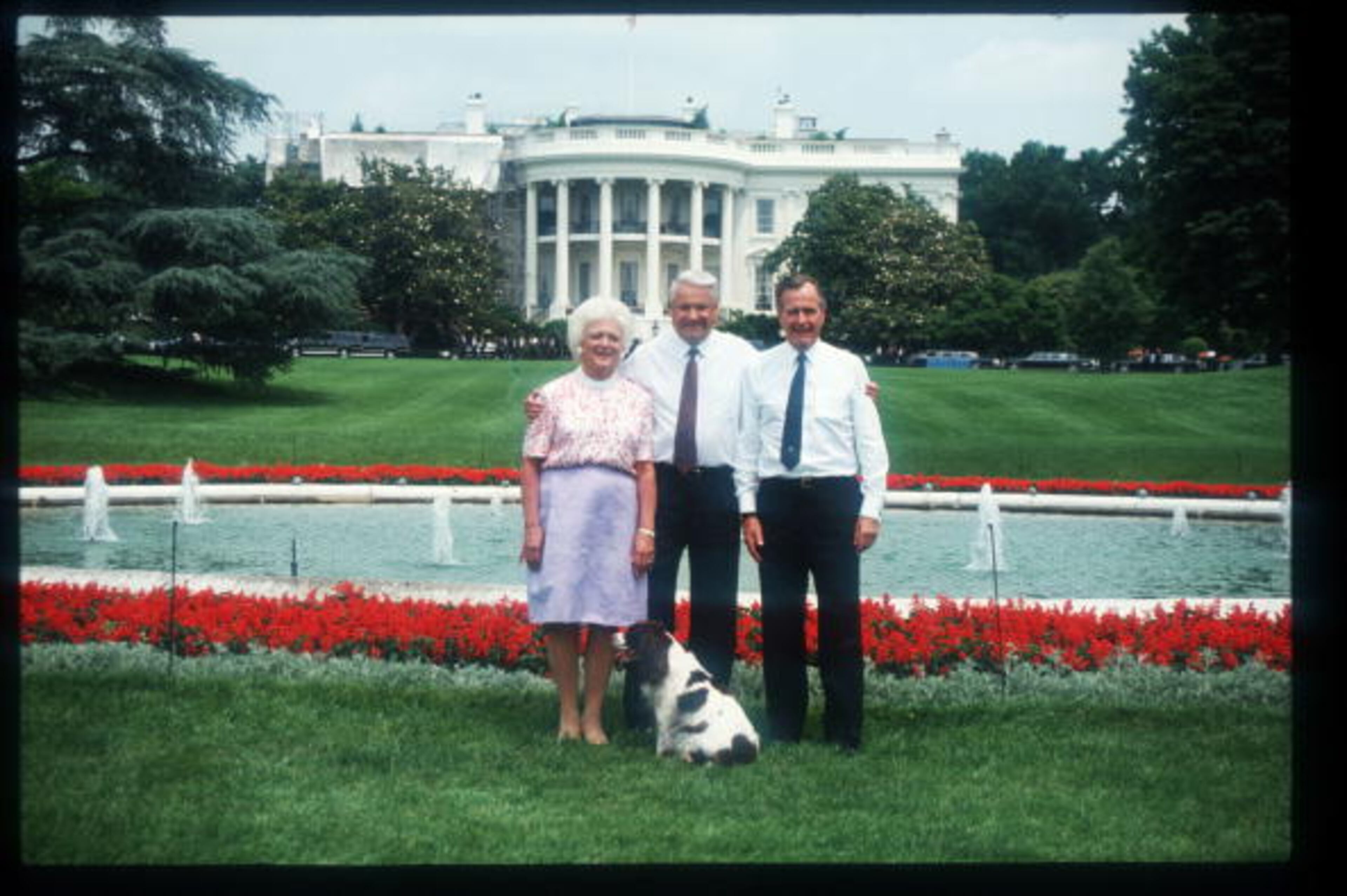 385749 01: (No Newsweek - No Usnews) Boris Yeltsin, President George Bush And Barbara Bush Stand On The Lawn In Front Of The White House In Washington, Dc. Before Becoming President, Bush Was Us Ambassador To The United Nations And China, Director Of The Central Intelligence Agency, And Vice President Under Ronald Reagan. (Photo By Dirck Halstead/Getty Images)