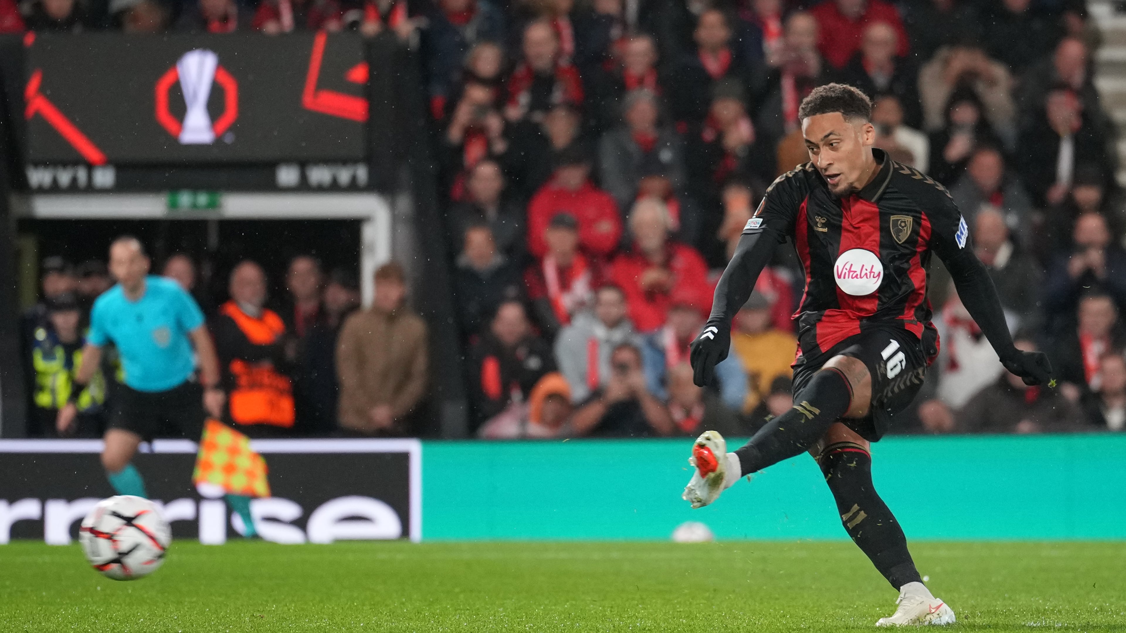 Bournemouth's Marcus Tavernier scores their second goal from a penalty kick during the Europa League soccer match between Bournemouth and AC Milan in Bournemouth, England, Thursday, Oct. 22, 2026. (AP Photo/Alastair Grant)
