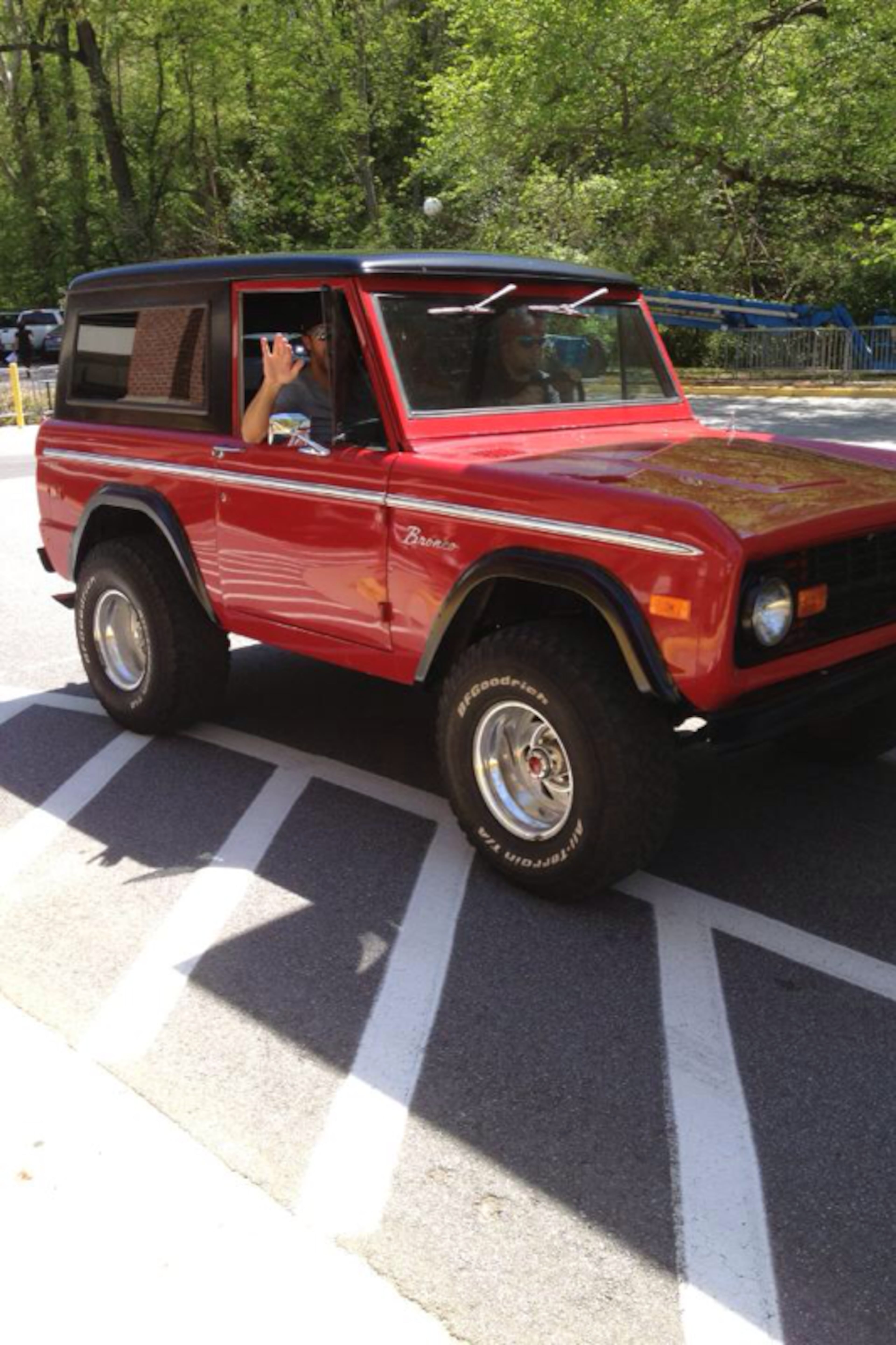 Luke Bryan and Jason Aldean driving around campus.