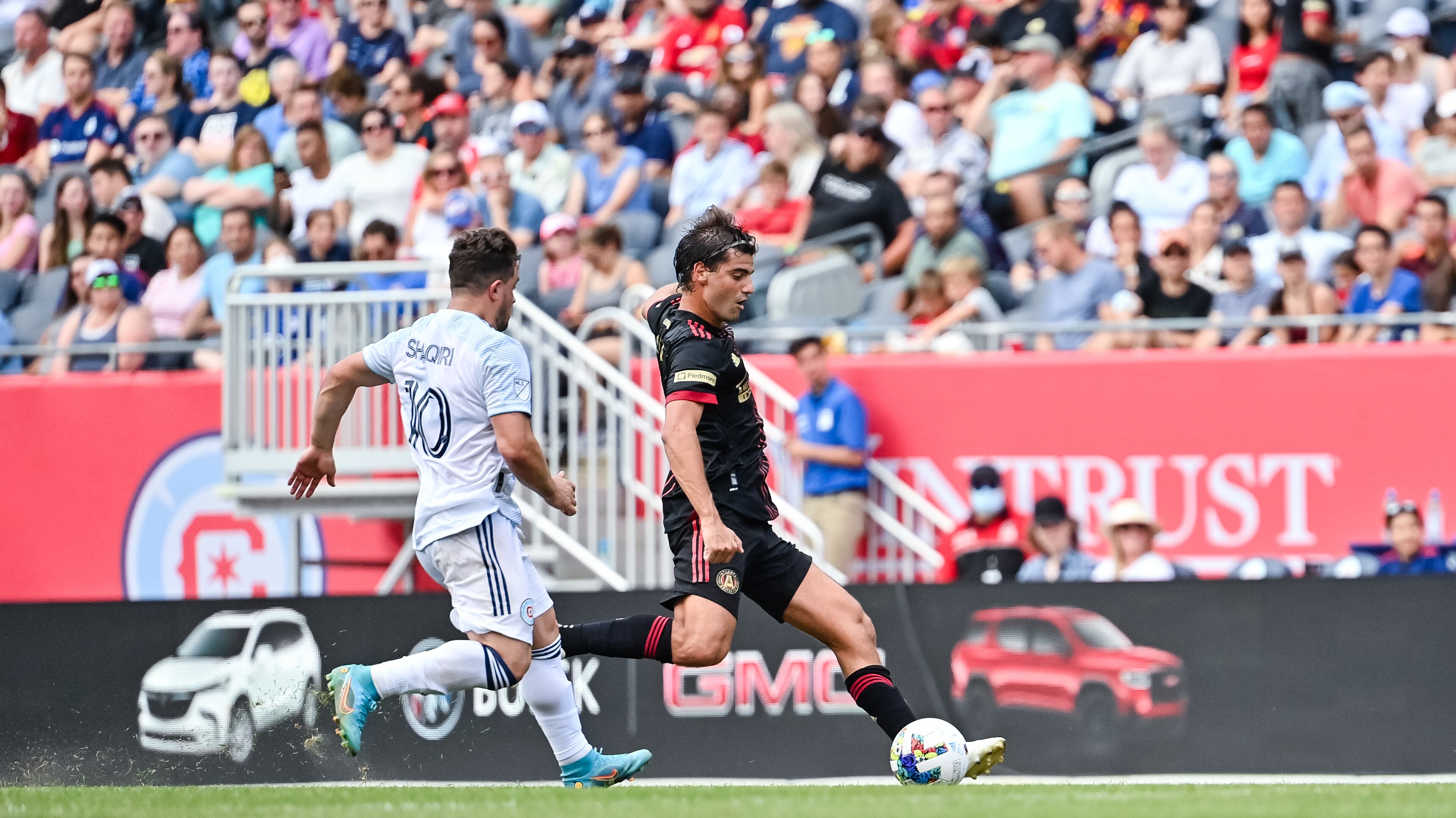 Atlanta United midfielder Santiago Sosa #5 dribbles the ball during the first half of the match against Chicago Fire FC at Soldier Field in Chicago, United States on Saturday July 30, 2022. (Photo by Dakota Williams/Atlanta United)