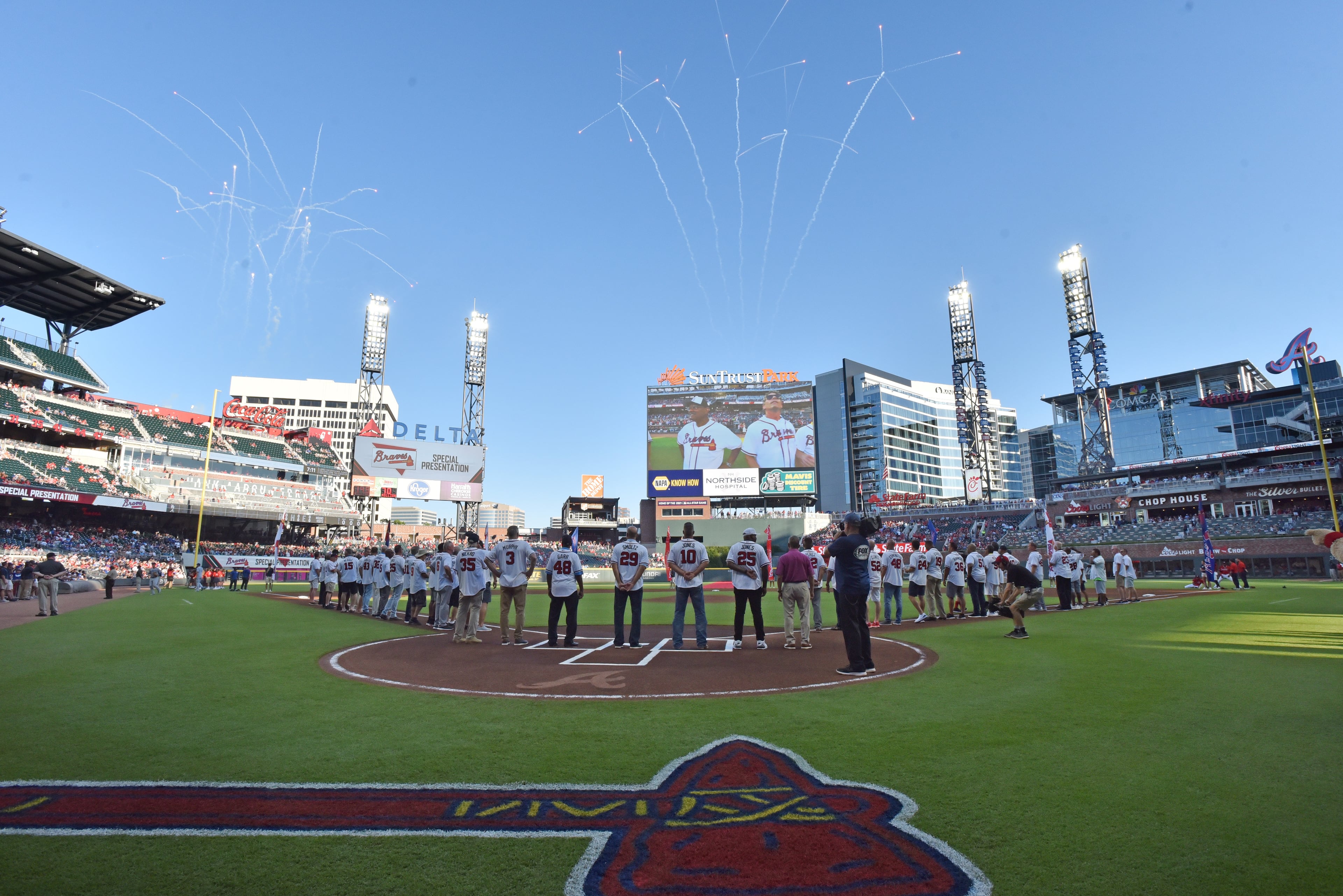 Braves legends line up before the game. (Hyosub Shin / Hyosub.Shin@ajc.com)