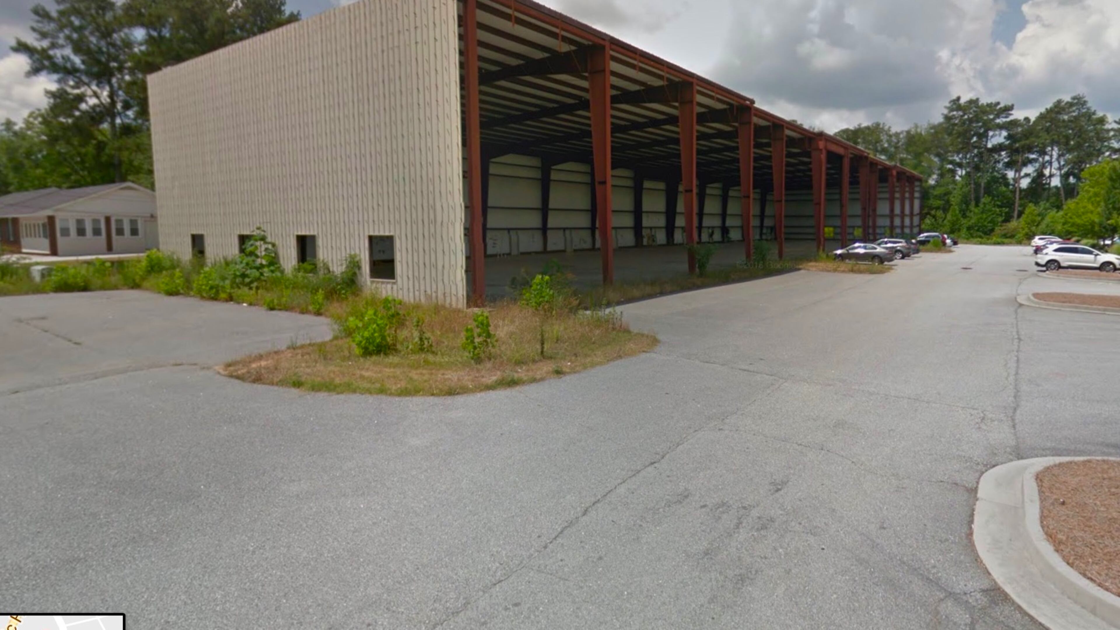 Snellville approves 72,000-square-foot self-storage facility to replace this vacant steel structure at 2387 Lenora Church Road. Courtesy Google Maps
