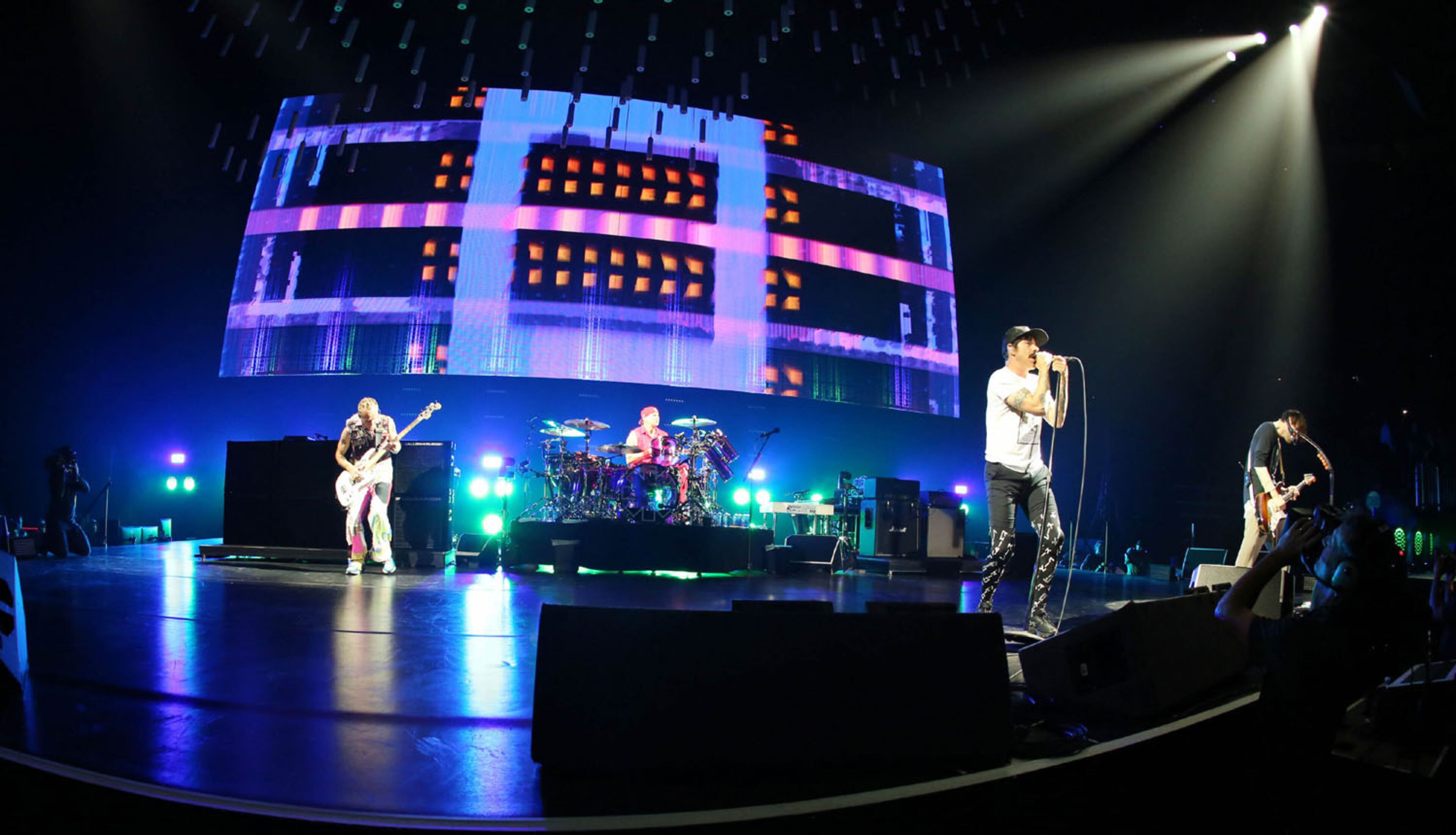 #16 of #25. PLEASE KEEP IN SEQUENTIAL ORDER FOR THE CONTINUITY OF THE GALLERY.
The Red Hot Chili Peppers brought their Getaway Tour to sold out Philips Arena on Friday, April 14, 2017. Jack Irons opened the show.
Robb Cohen Photography & Video /RobbsPhotos.com