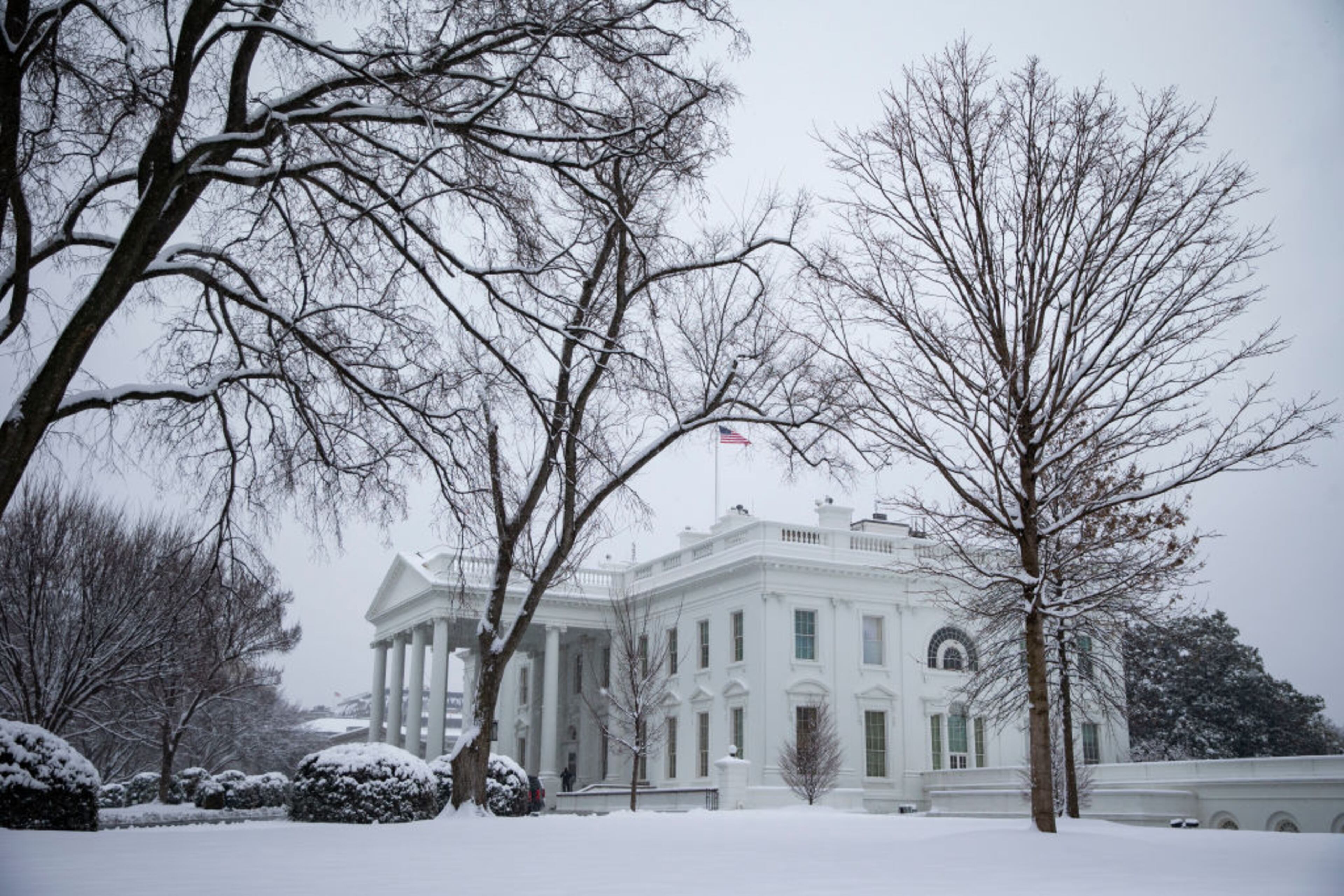WASHINGTON, DC - JANUARY 13: Snow falls around the White House, on January 13, 2019 in Washington, DC. The DC area was hit with 4-7 inches of snow accumulation with the potential of another 2-4 inches. President Donald Trump is holding off from a threatened national emergency declaration to fund a border wall amidst the longest partial government shutdown in the nation's history. (Photo by Al Drago/Getty Images)