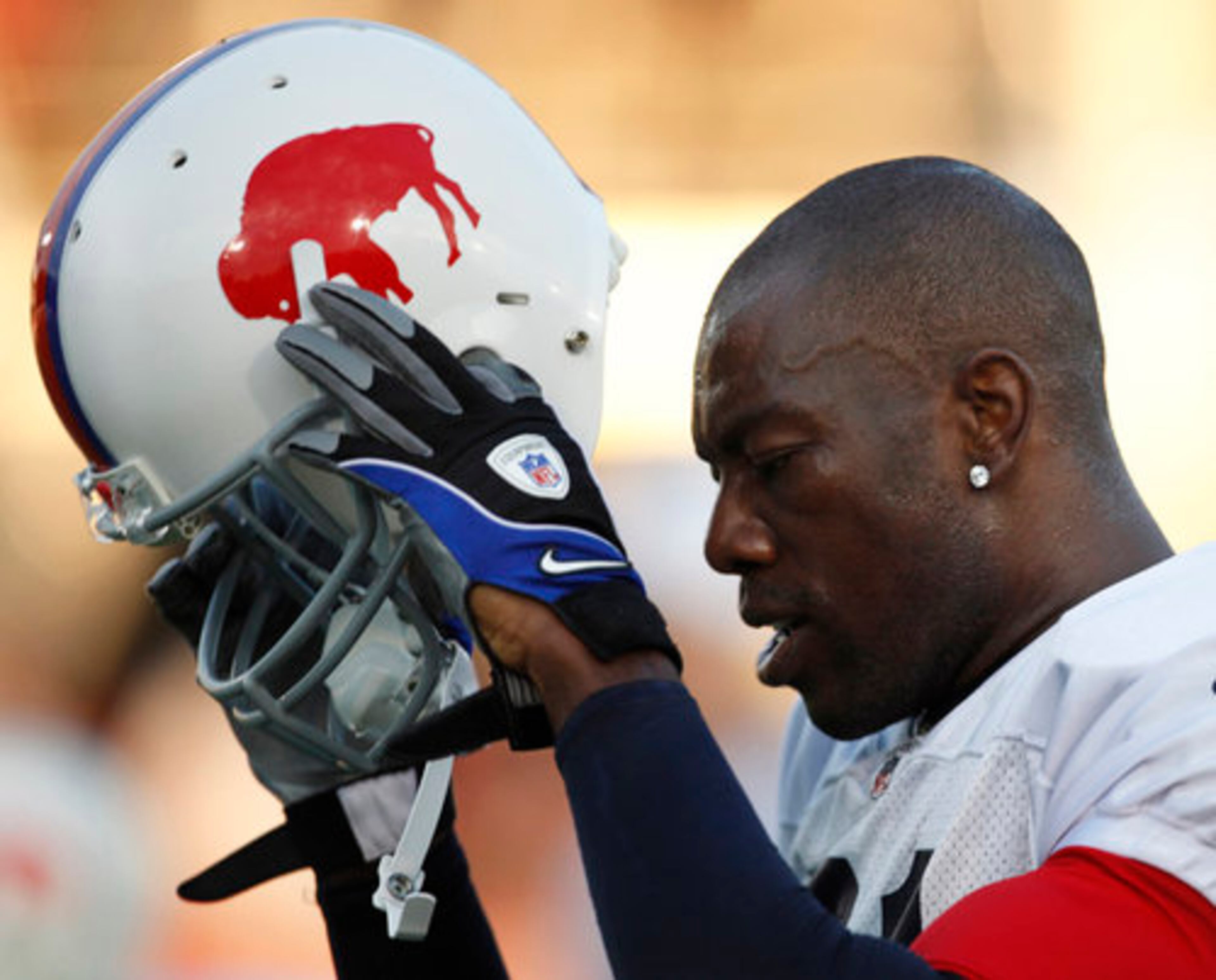 From 1962 till 1973, a red bison was the symbol that stood on the Buffalo Bill's white helmet. Red and blue stripes were added in 1965. The helmet is still used as an alternate uniform.