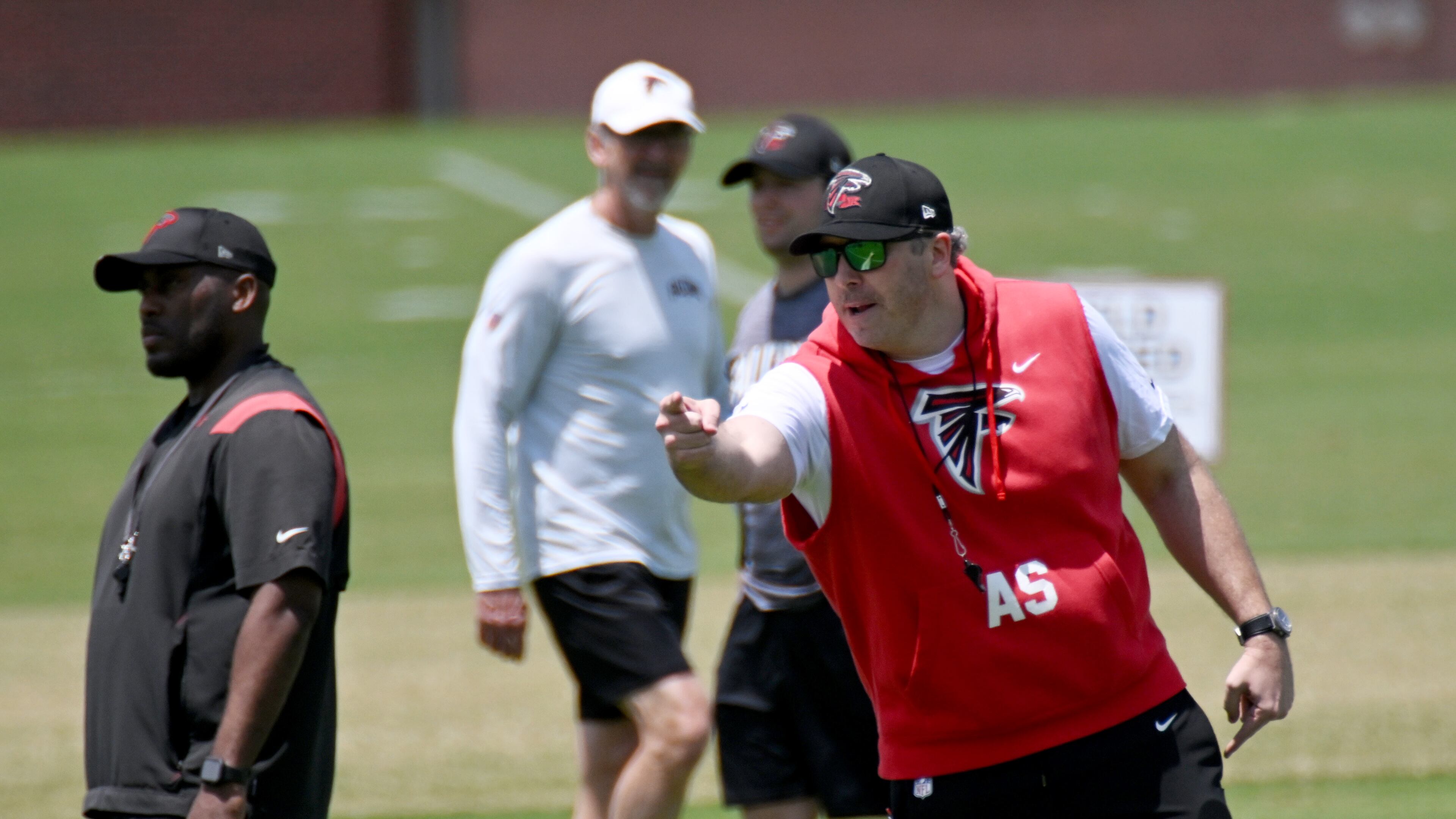 Atlanta Falcons head coach Arthur Smith instructs during Day 2 of Falcons rookie minicamp at Atlanta Falcons Training Facility, Saturday, May 13, 2023, in Flowery Branch. (Hyosub Shin / Hyosub.Shin@ajc.com)