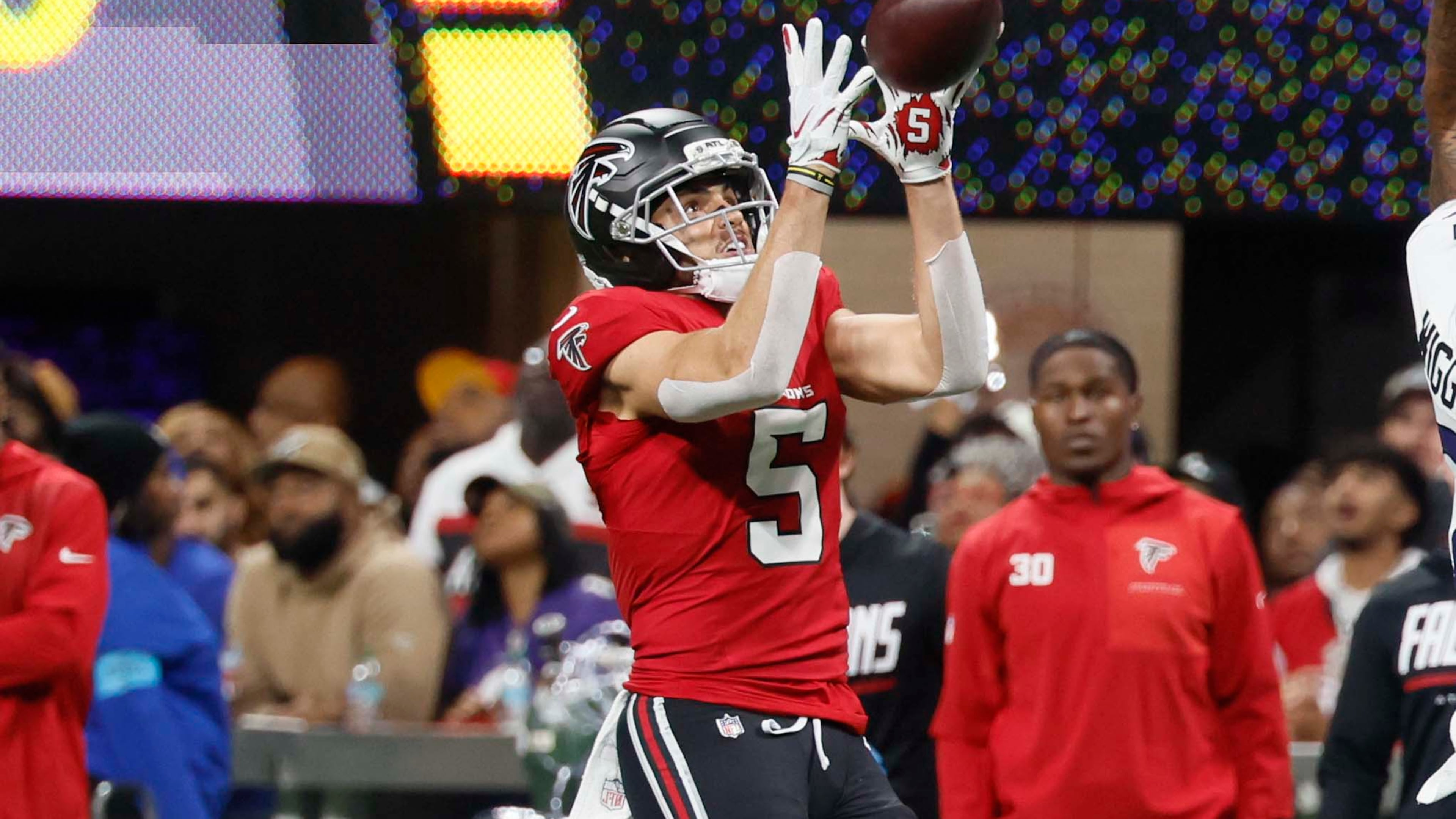 Falcons wide receiver Drake London makes a catch during the first half against the Baltimore Ravens at Mercedes-Benz Stadium in Atlanta on Sunday, Oct. 11, 2026. (Miguel Martinez/AJC)