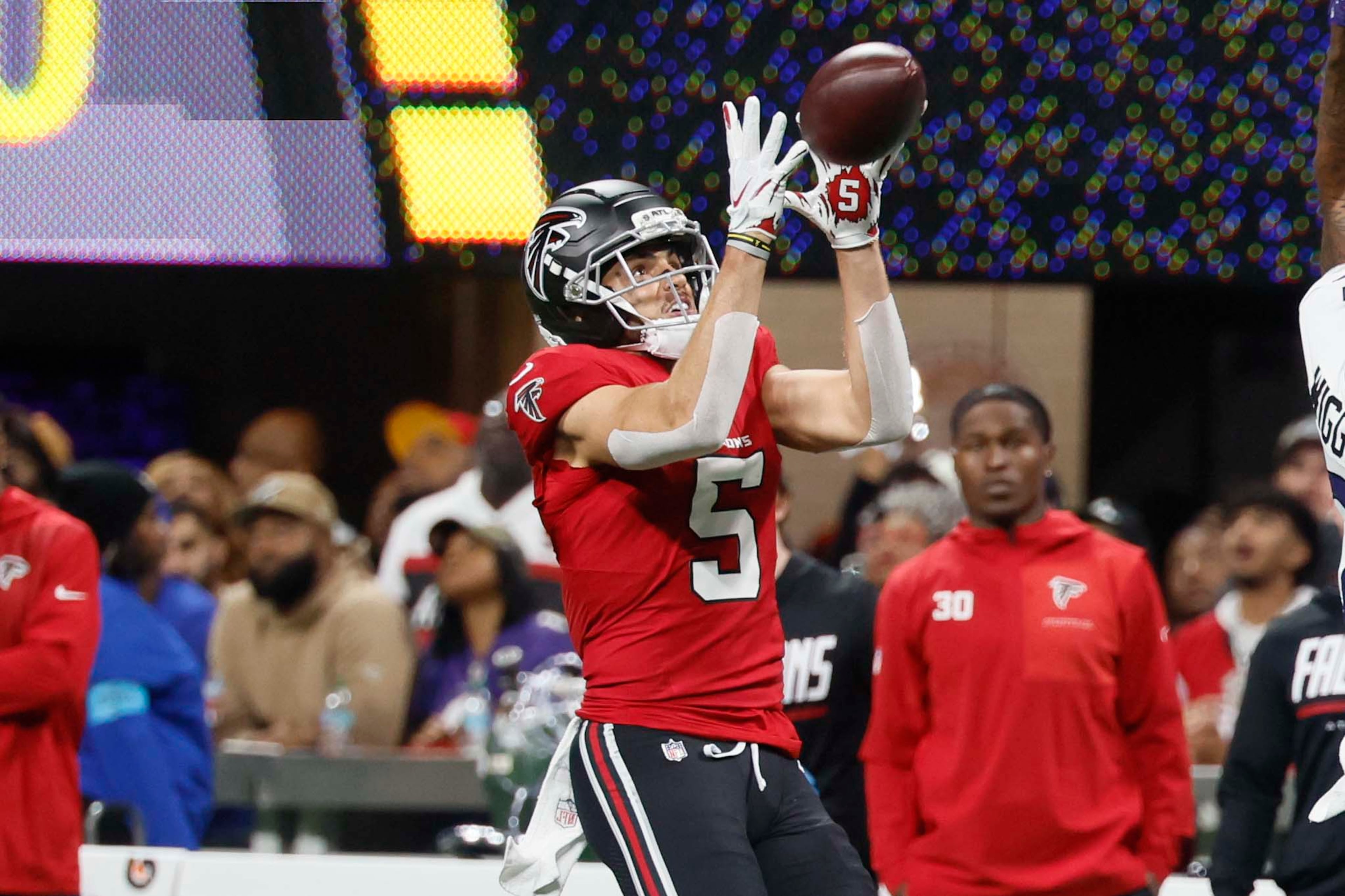 Atlanta Falcons wide receiver Drake London (5) makes a catch during the first half of a football game against the Baltimore Ravens at Mercedes-Benz Stadium in Atlanta, GA, Sunday, Oct. 11, 2026.
(Miguel Martinez/AJC)