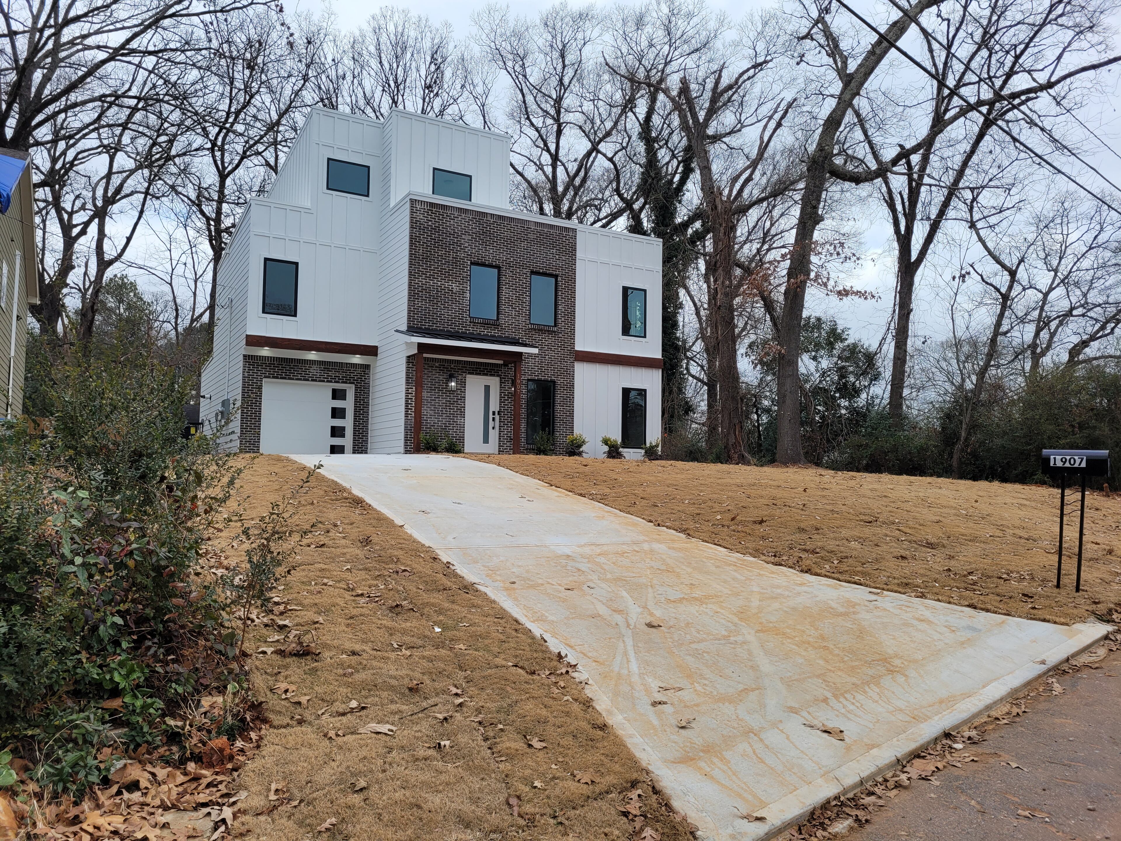 This residence at 1907 Baker Rd NW is the property in question.