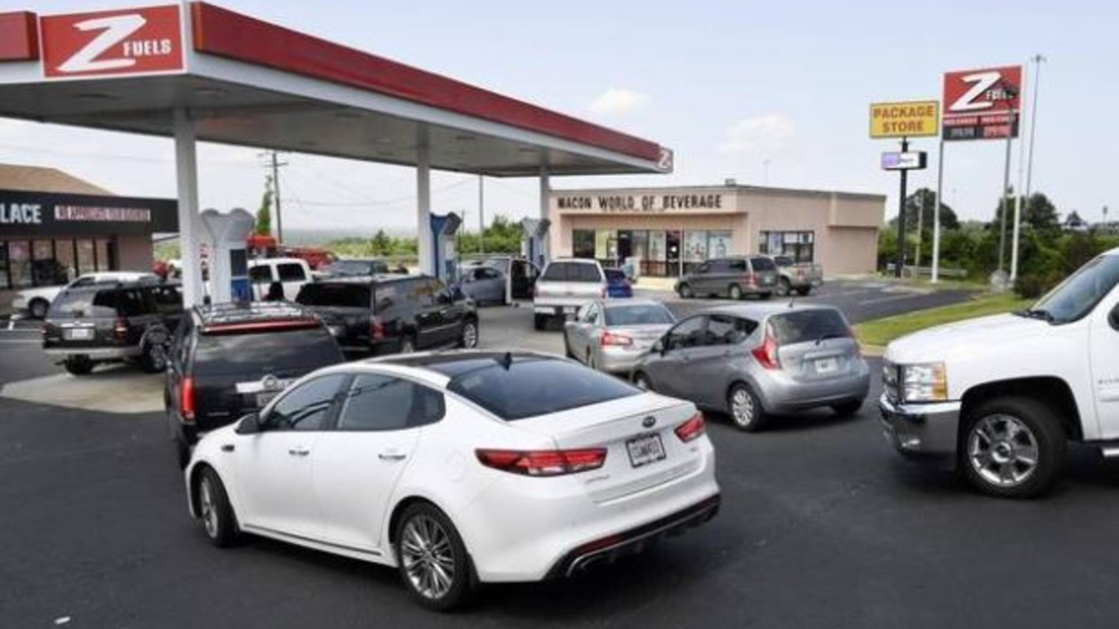A Macon gas station offered a 99-cent special for customers who paid cash. (Credit: The Telegraph)