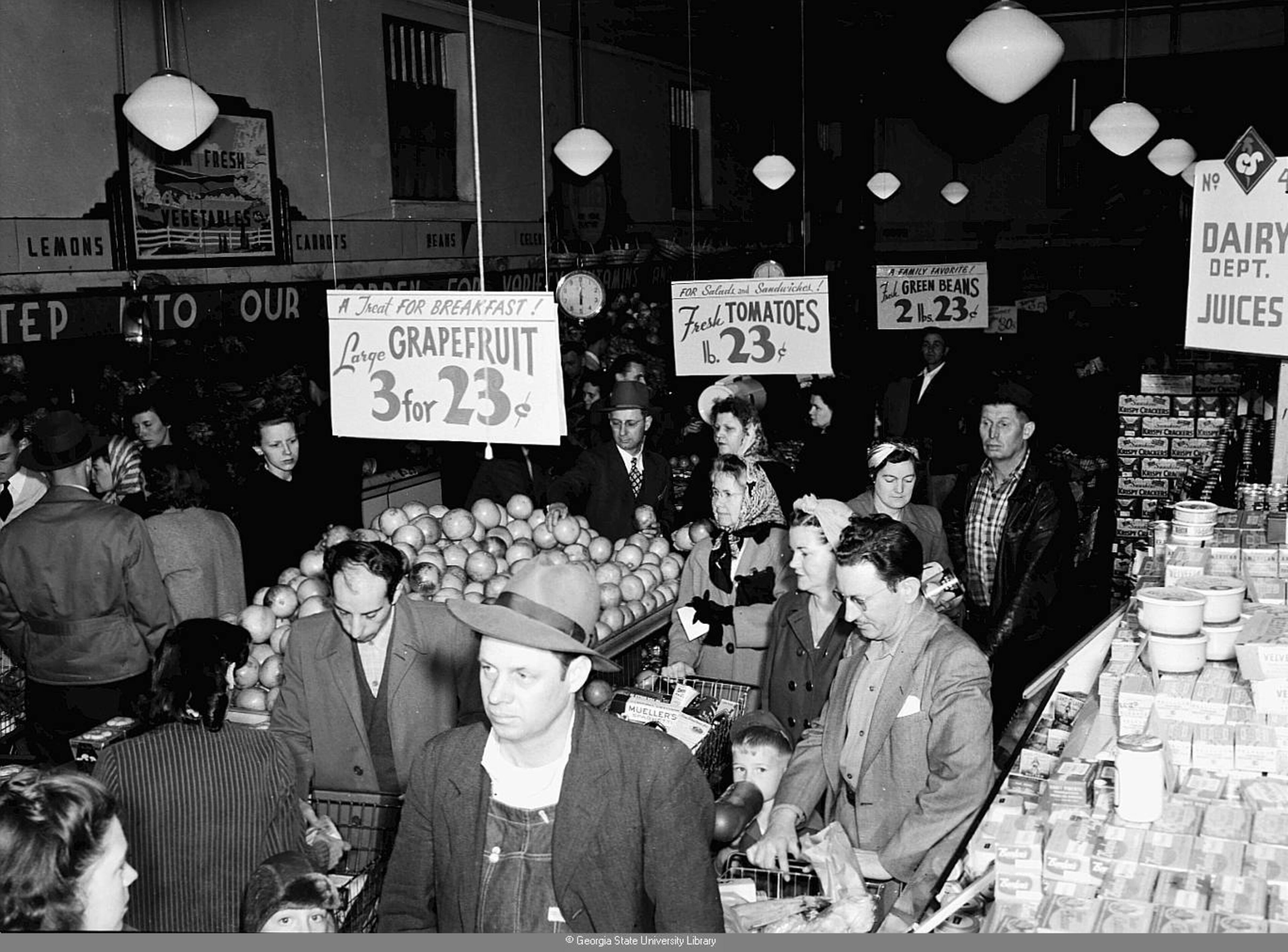 Colonial Store in Decatur in 1949. It was located at North Decatur Road and Clairmont. Special Collections and Archives, Georgia State University Library