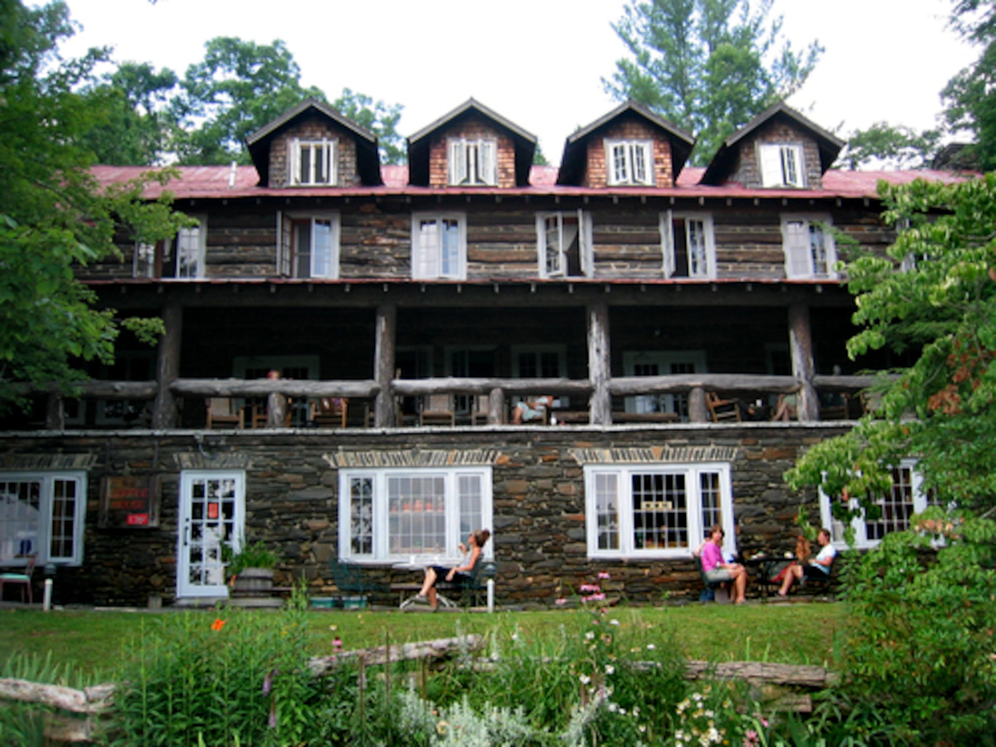 The Edward F. Worst Craft House, built in 1935, is one of the largest log structures in the Southeast. The house is the main building of the Penland School of Crafts and houses the cafe and a student art gallery.