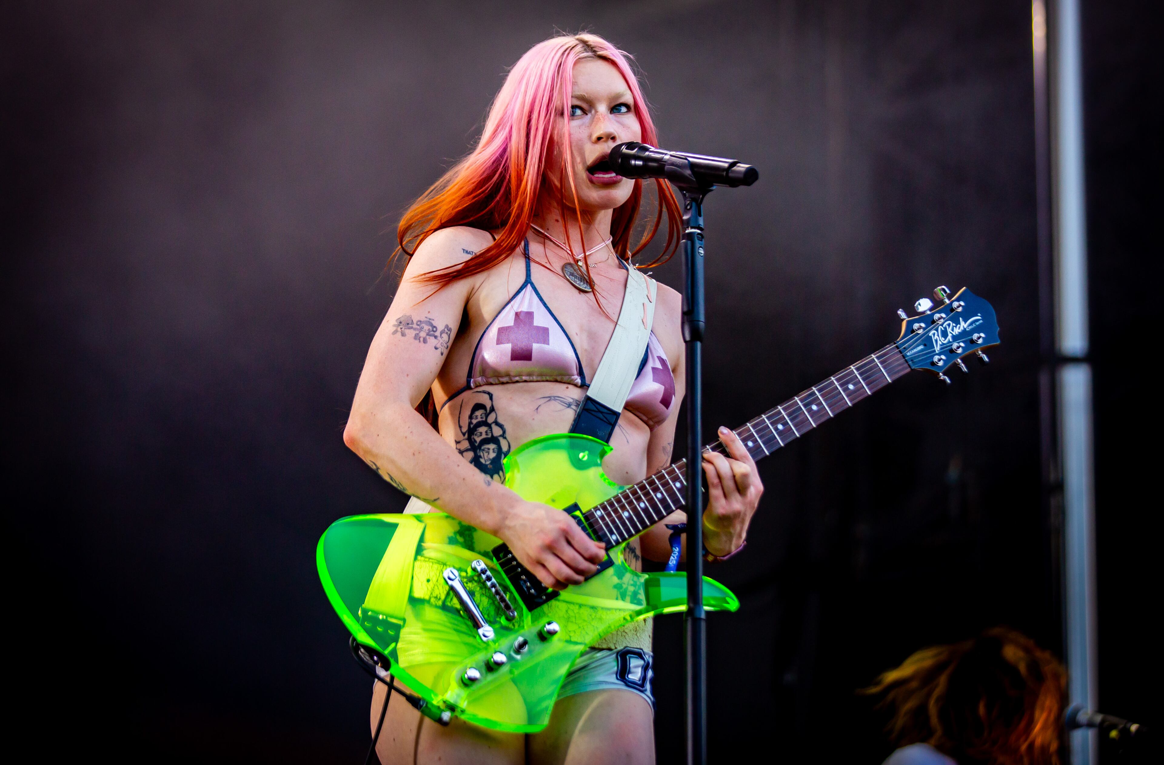 Atlanta, Ga. — British indie rockers Wet Leg drew a huge crowd on Sunday evening, Sept. 21, 2025, at Piedmont Park. Lead singer Rhian Teasdale showed why she’s become a standout star over the past year. (RYAN FLEISHER FOR THE ATLANTA JOURNAL-CONSTITUTION)