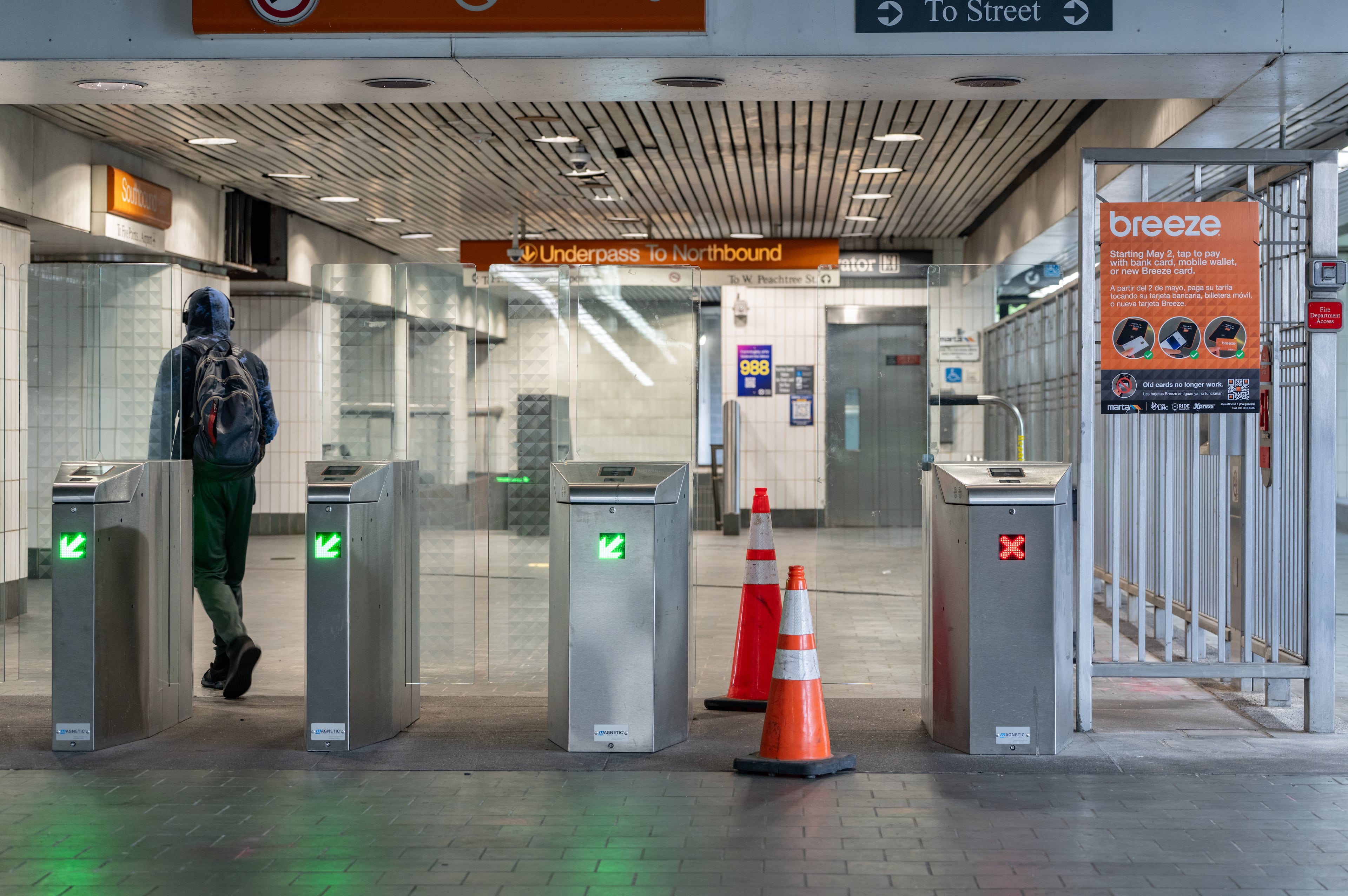 Marta station broken fare gates