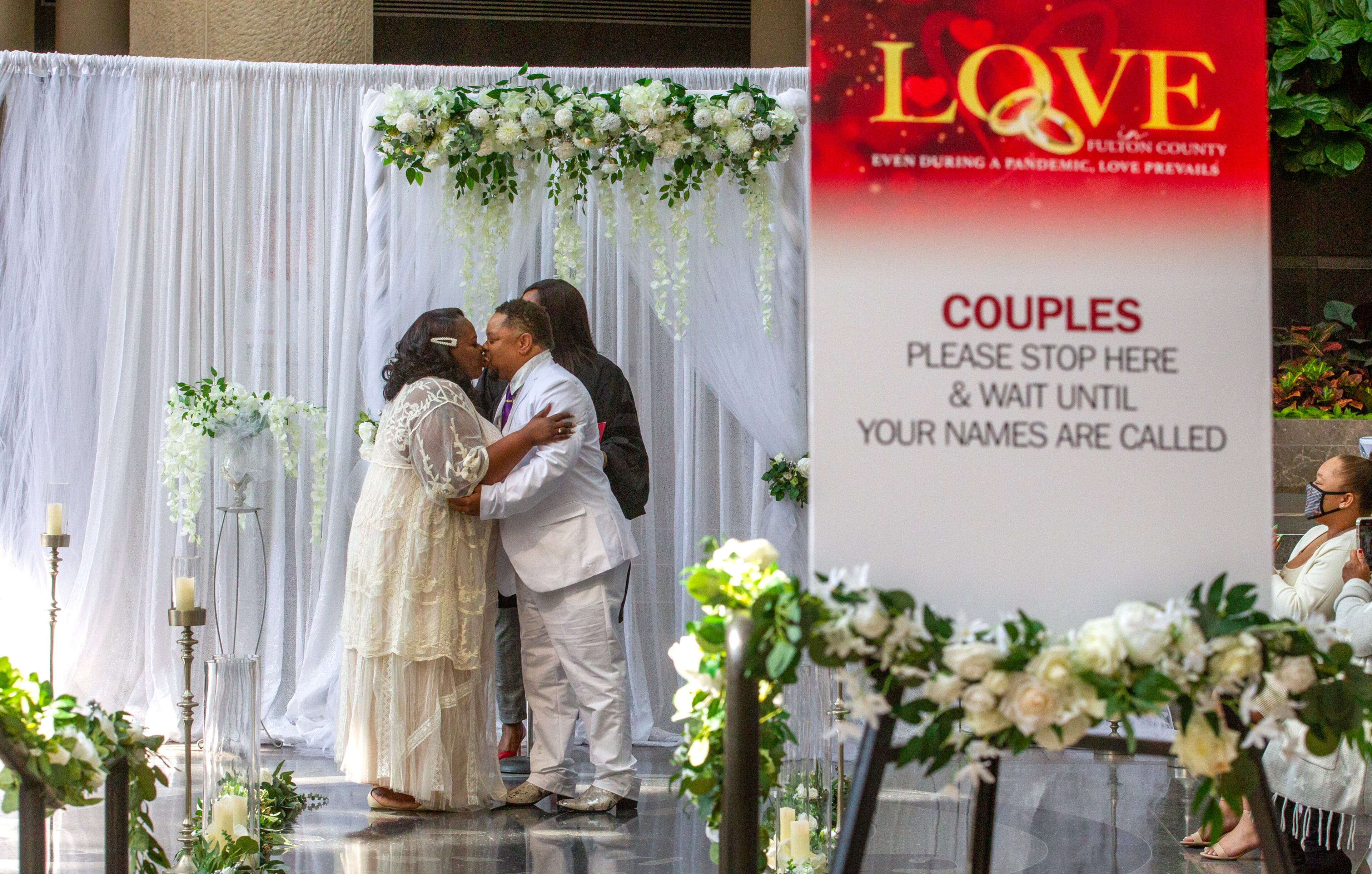 A couple kiss after getting married in the Atrium of the Fulton County Building Auth. on valentines day, February 14, 2022. STEVE SCHAEFER FOR THE ATLANTA JOURNAL-CONSTITUTION STEVE SCHAEFER FOR THE ATLANTA JOURNAL-CONSTITUTION
