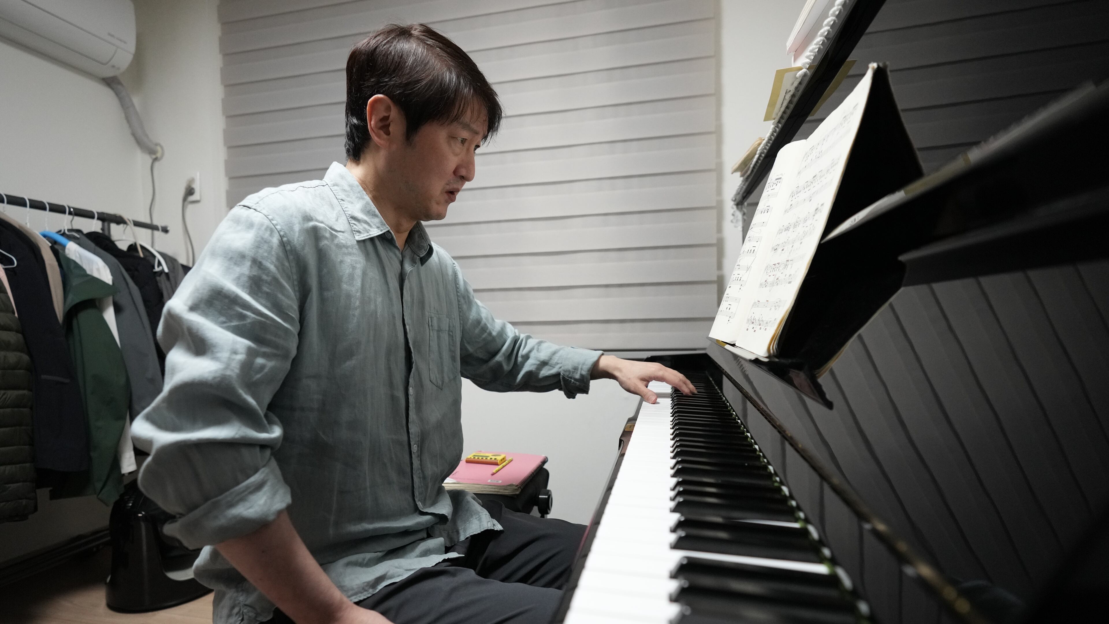 South Korean pianist Lee Hun demonstrates how to play the piano after an interview in Seoul, South Korea, Wednesday, April 8, 2026. (AP Photo/Lee Jin-man)