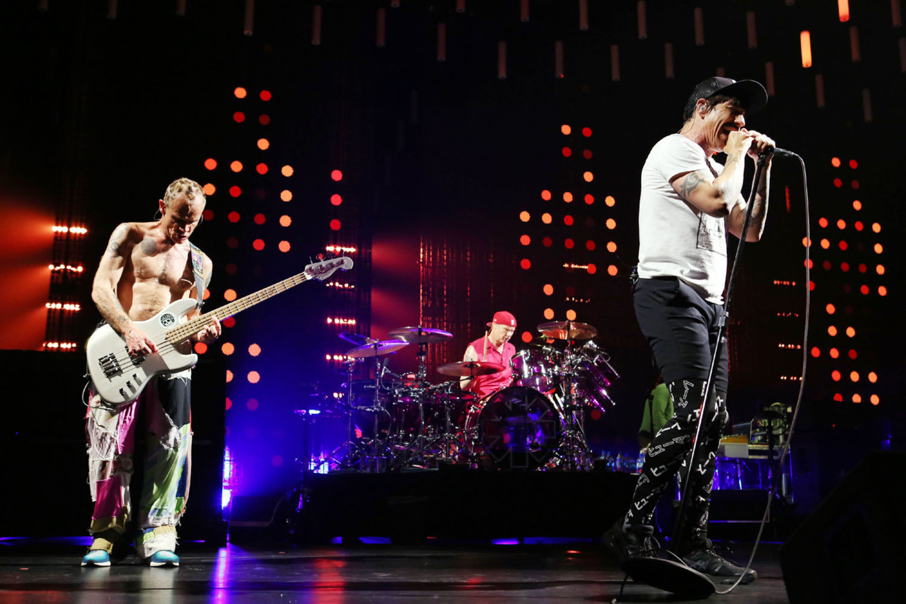 #1 of #25. PLEASE KEEP IN SEQUENTIAL ORDER FOR THE CONTINUITY OF THE GALLERY.
The Red Hot Chili Peppers brought their Getaway Tour to sold out Philips Arena on Friday, April 14, 2017. Jack Irons opened the show.
Robb Cohen Photography & Video /RobbsPhotos.com