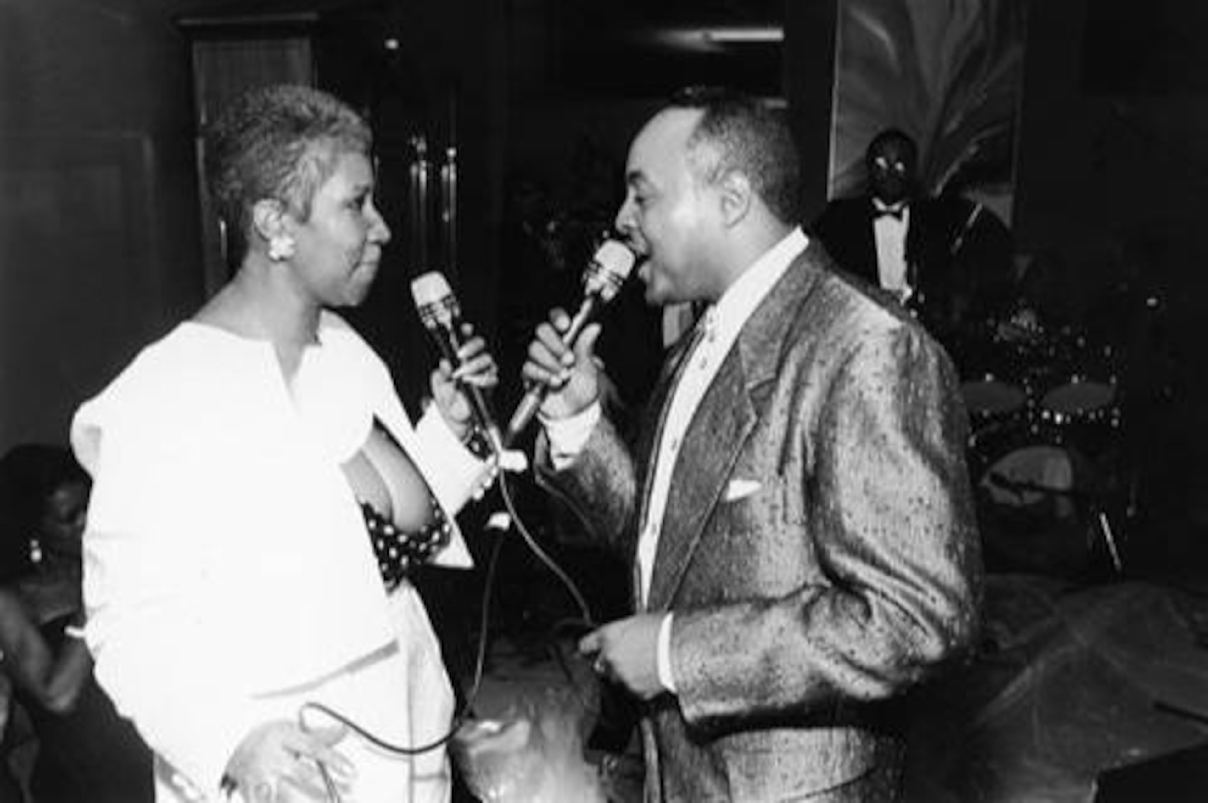 Aretha Franklin and Peabo Bryson sing a duet at her birthday celebration in Detroit circa 1989. Photo: Ebony/Jet