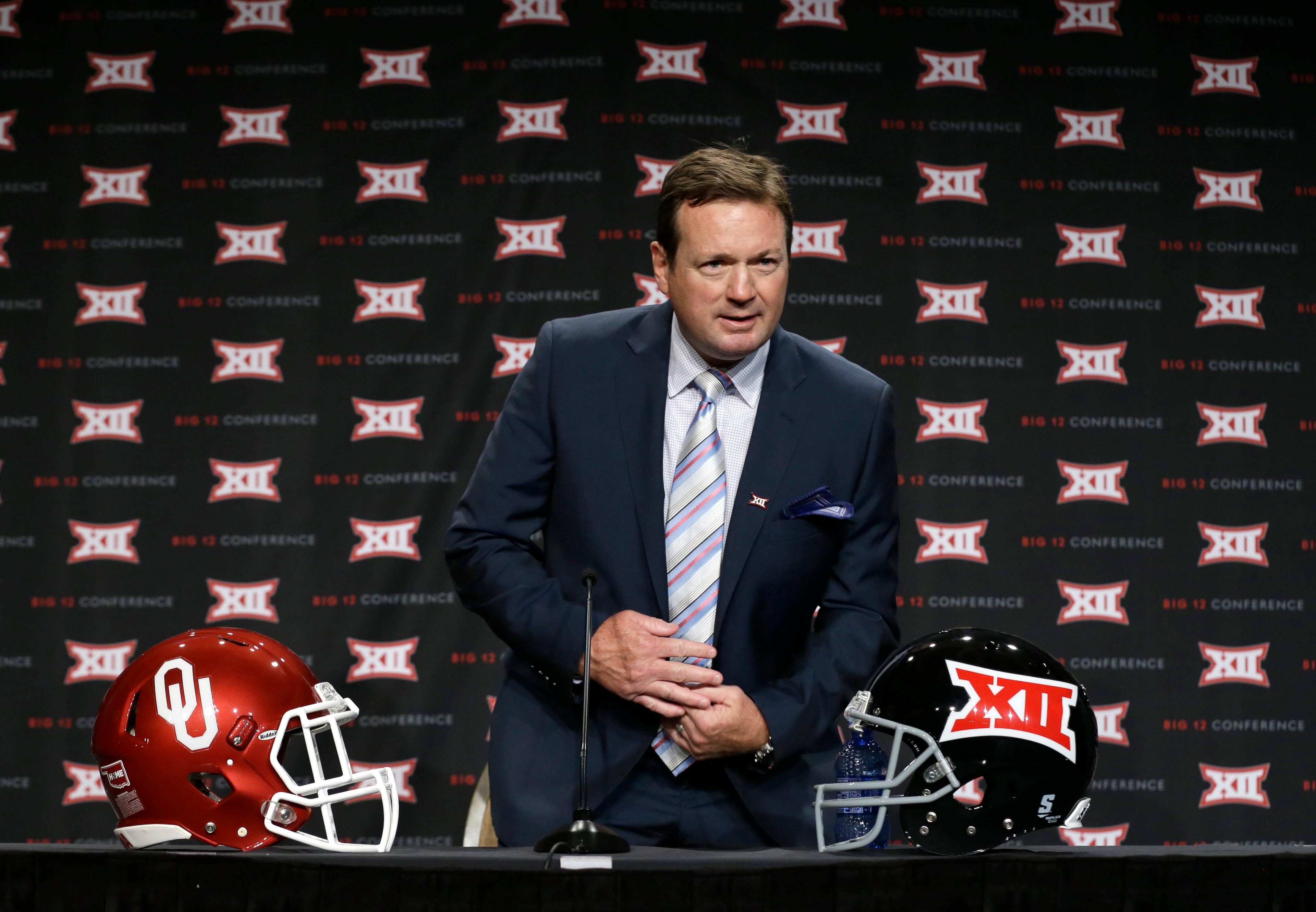 Oklahoma head coach Bob Stoops takes a seat on the main stage before speaking to reporters at the Big 12 Conference NCAA college football media days in Dallas, Tuesday, July 22, 2014. (AP Photo)