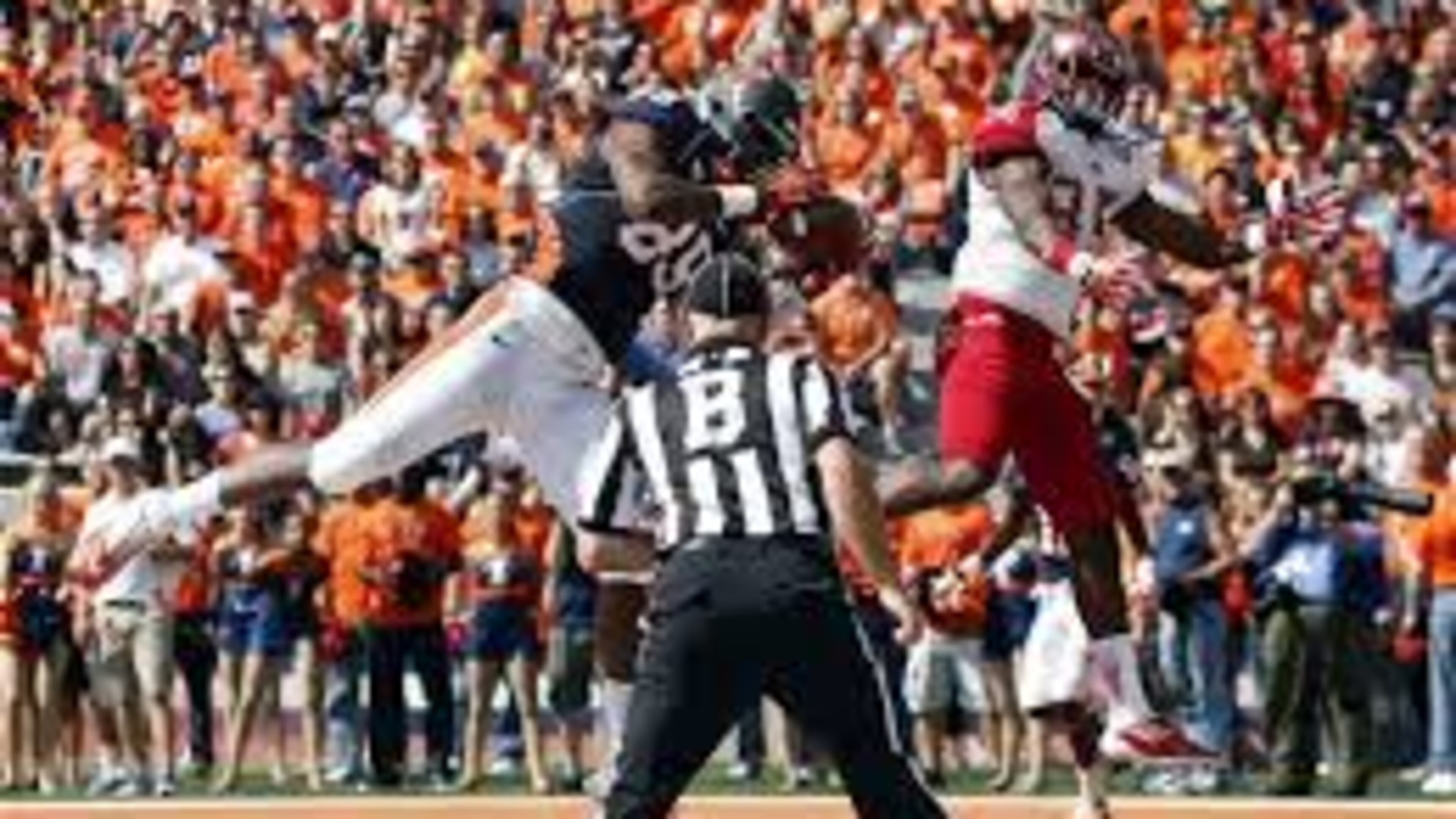 Illinois tight end Evan Wilson (89) catches a touchdown pass in front of Miami (Ohio) defensive back Brison Burris during the first half of a NCAA college football game on Saturday, Sept. 28, 2013 at Memorial Stadium in Champaign, Ill. (Associated Press/Jeff Haynes).